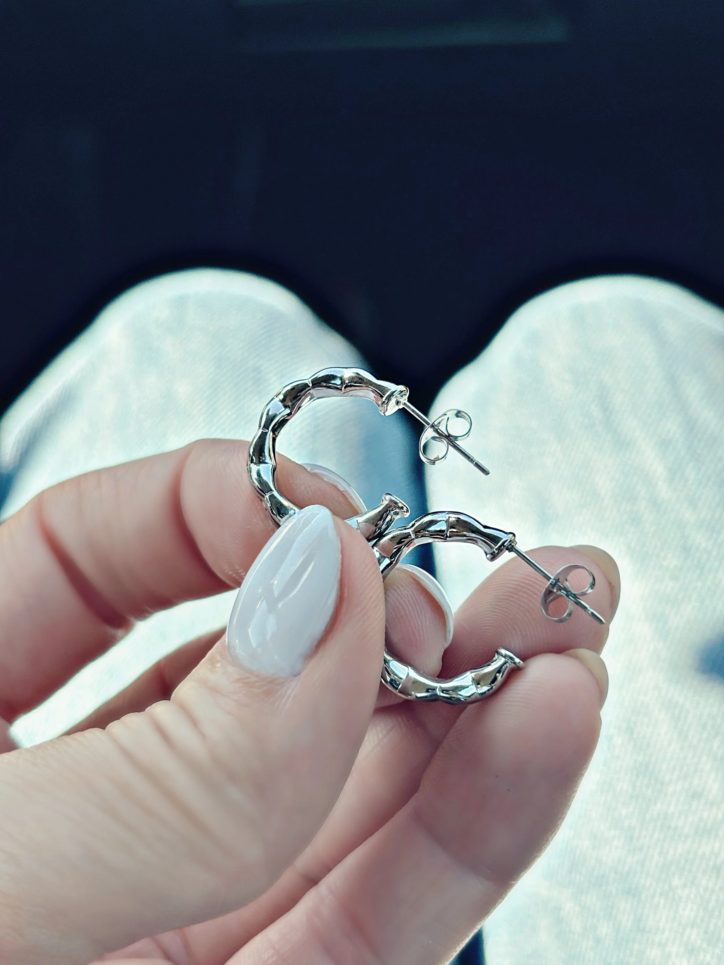 alt="Boucles d’oreilles Ruth Tokade – anneaux en acier inoxydable hypoallergéniques, minimalistes et élégants"