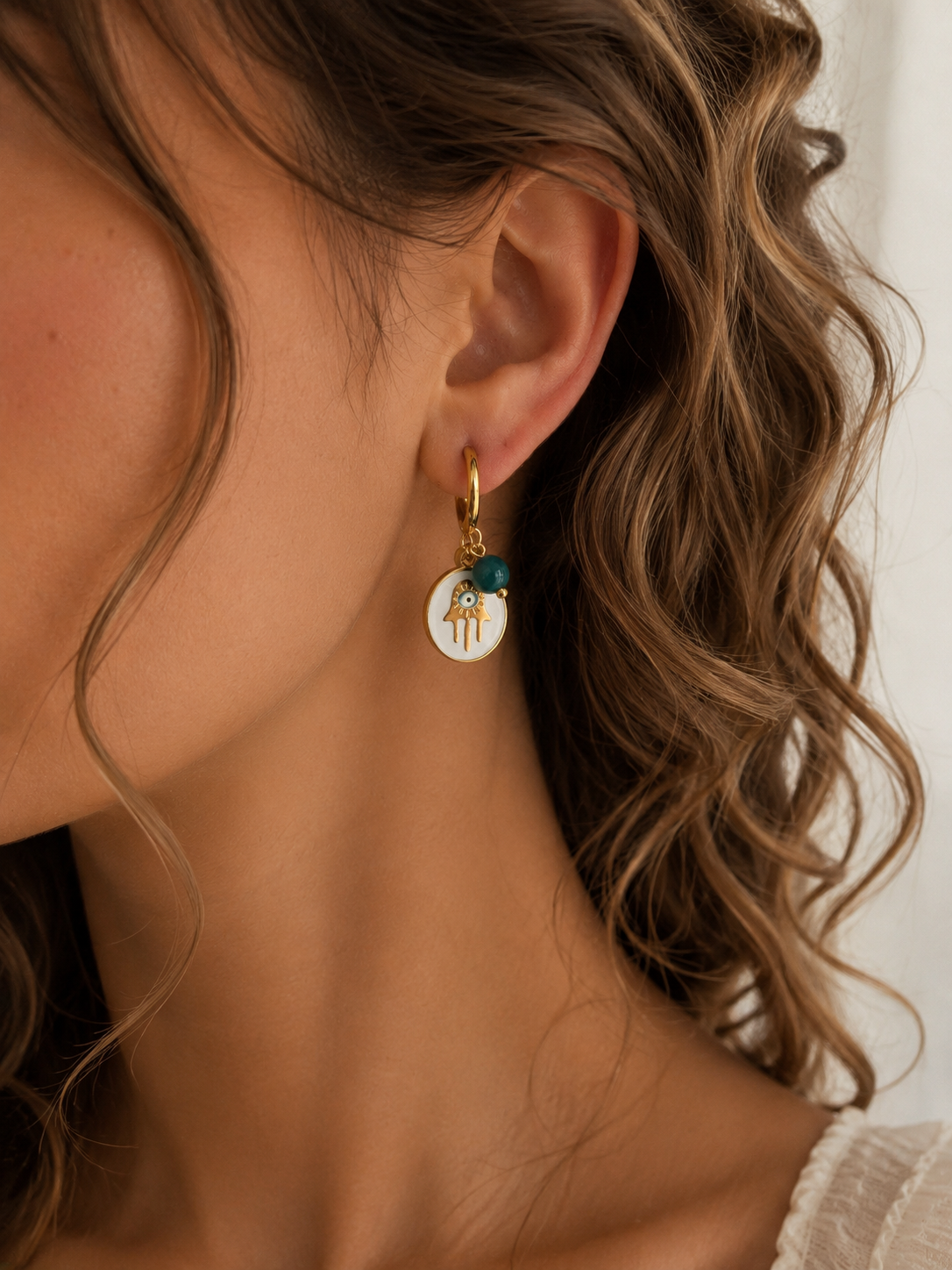 Boucles d’oreilles Donnis dorées avec pendentif protecteur et pierre semi-précieuse bleue - Tokade