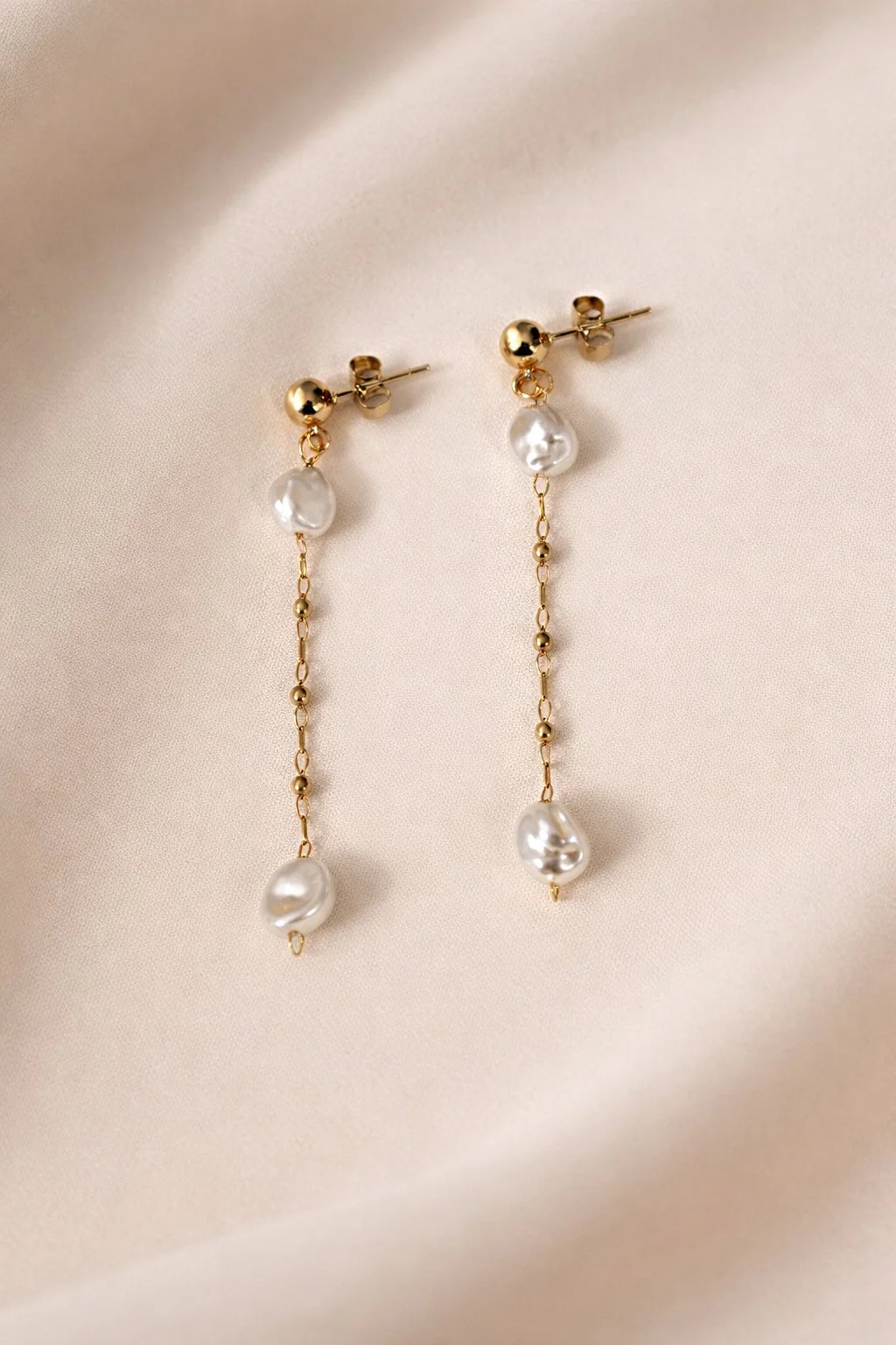 Boucles d’oreilles Laura perles et chaîne dorée sur fond beige élégant-Tokade