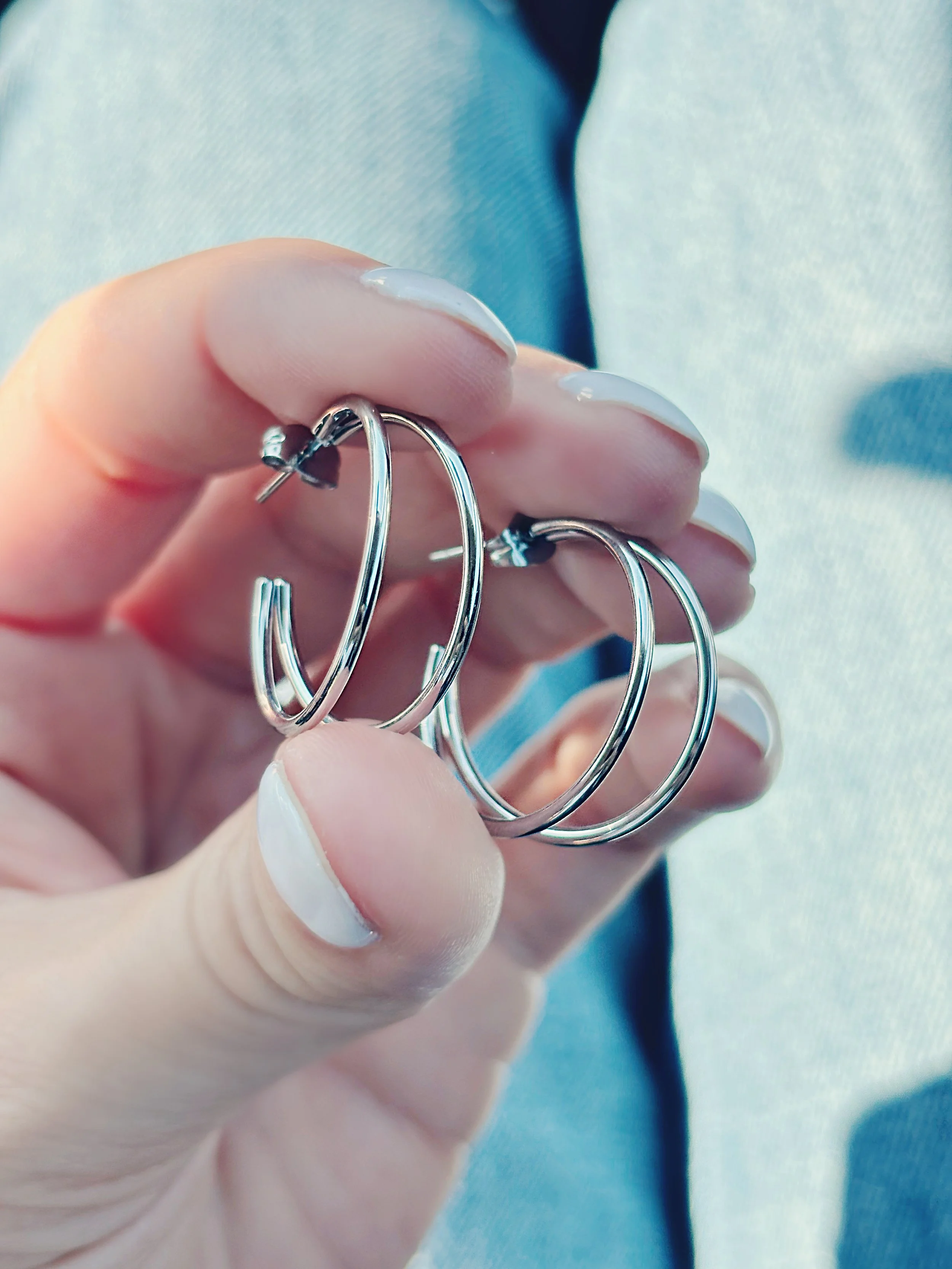 alt="Boucles d’oreilles Akina Tokade – anneaux en acier inoxydable hypoallergéniques, minimalistes et modernes"