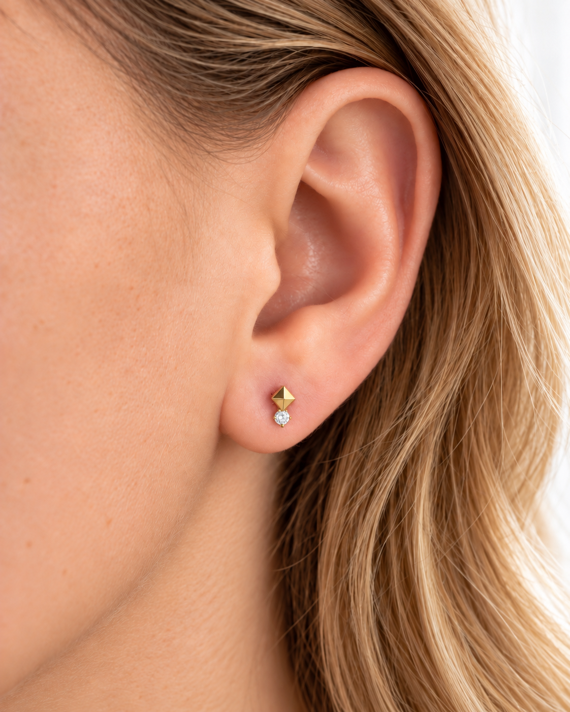 Boucles de piercing Samili dorées à insertion arrière portées au lobe