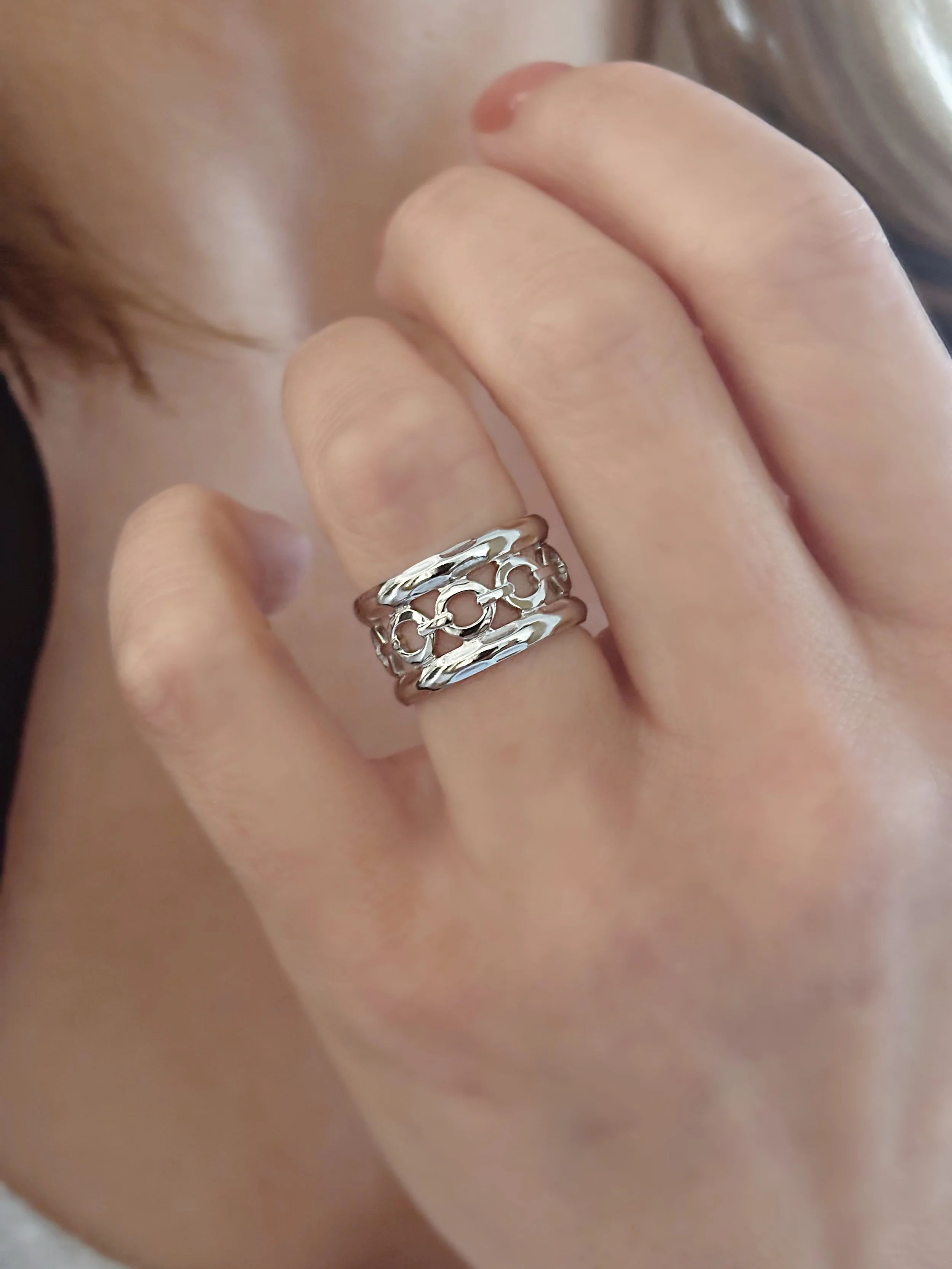Bague Noelia en argent portée au doigt, gros plan sur les détails du design