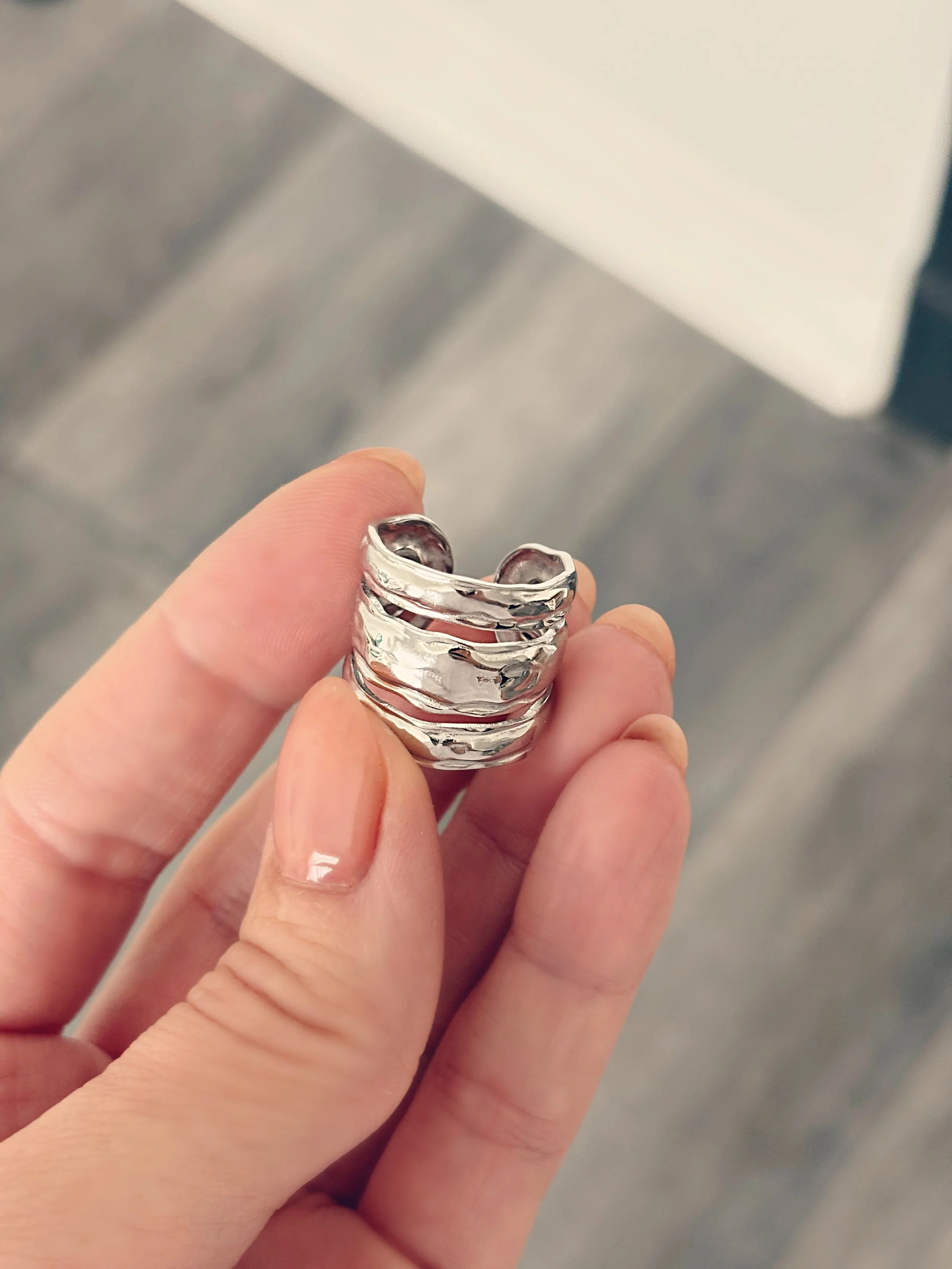 Gros plan de la bague Siena, montrant les détails texturés et la finition brillante.