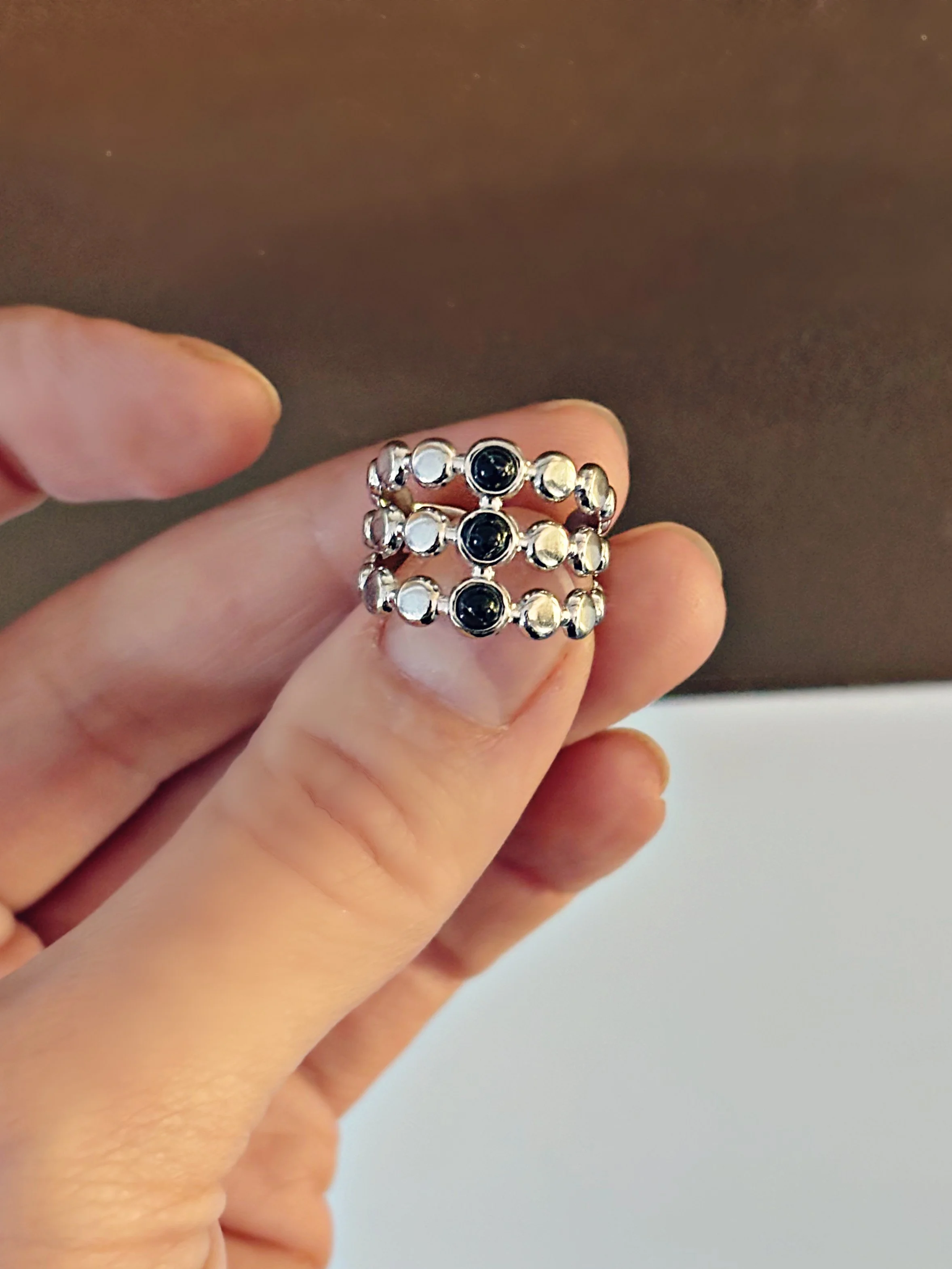 bague triple rangée argentée vue en gros plan