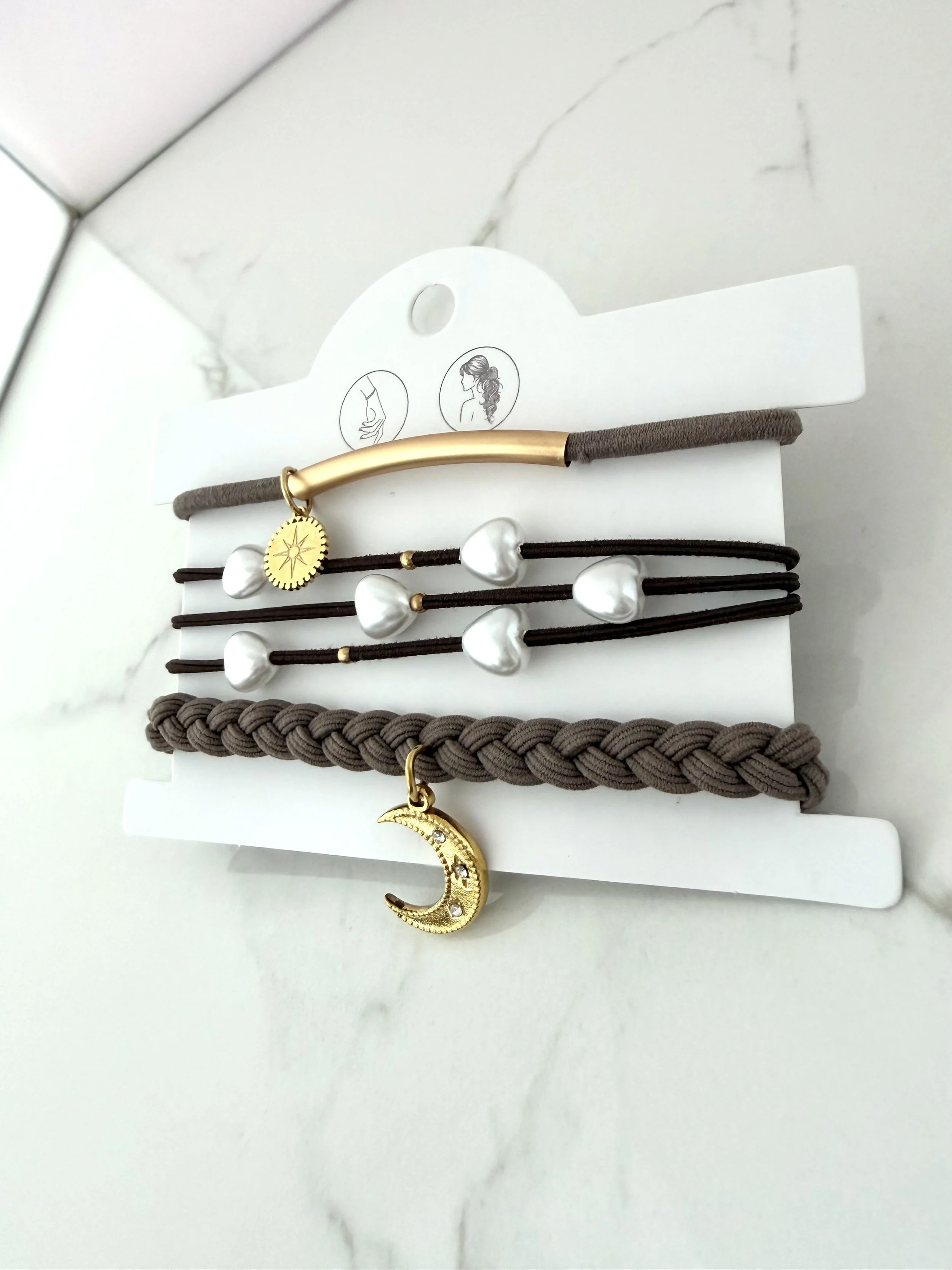 Accessoires cheveux 2-en-1 au style chic, élastiques bijoux noir et beige avec breloques délicates.