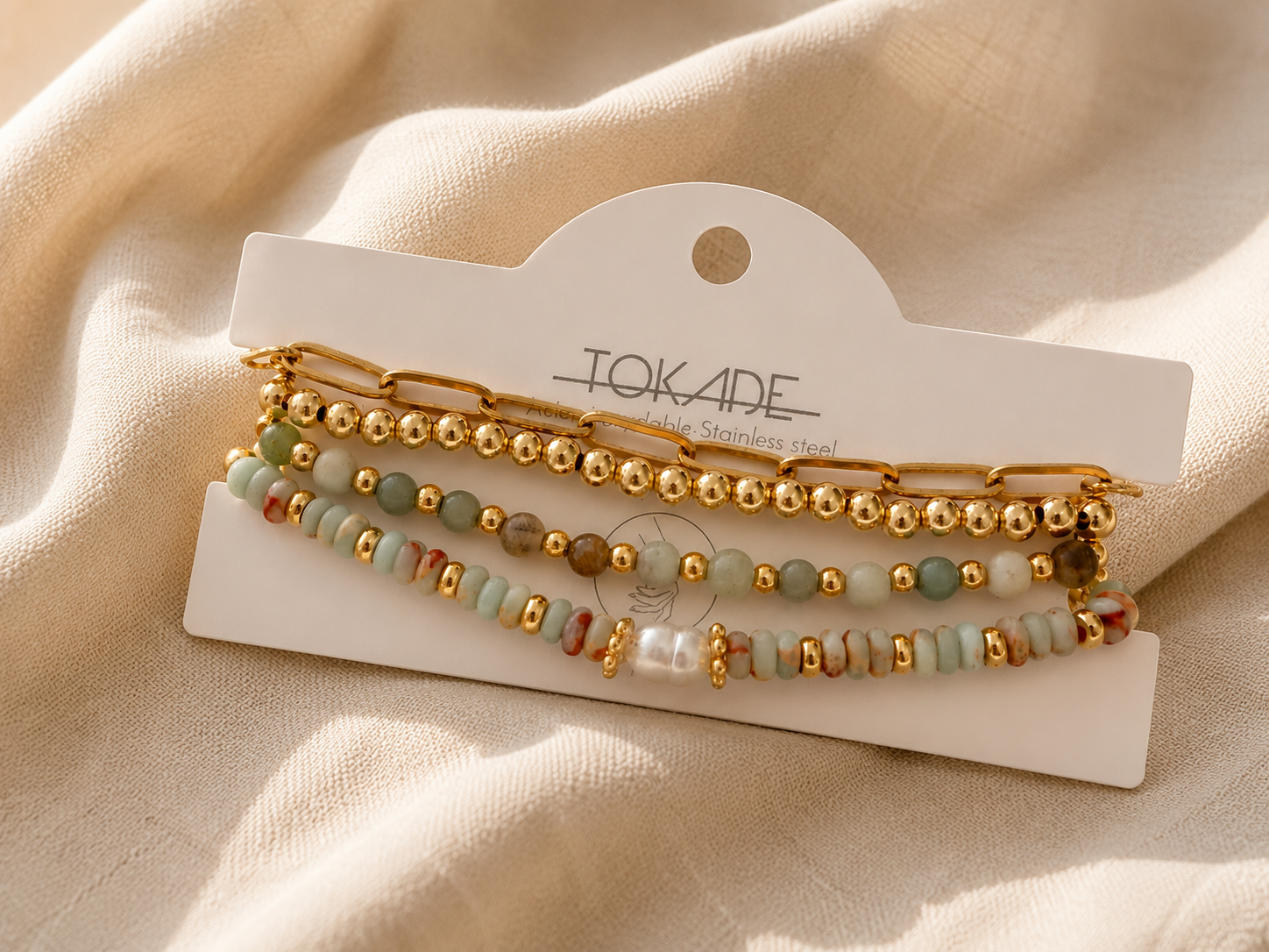 Ensemble de bracelets Lohan aux accents dorés et pierres naturelles sur fond beige. - par Tokade