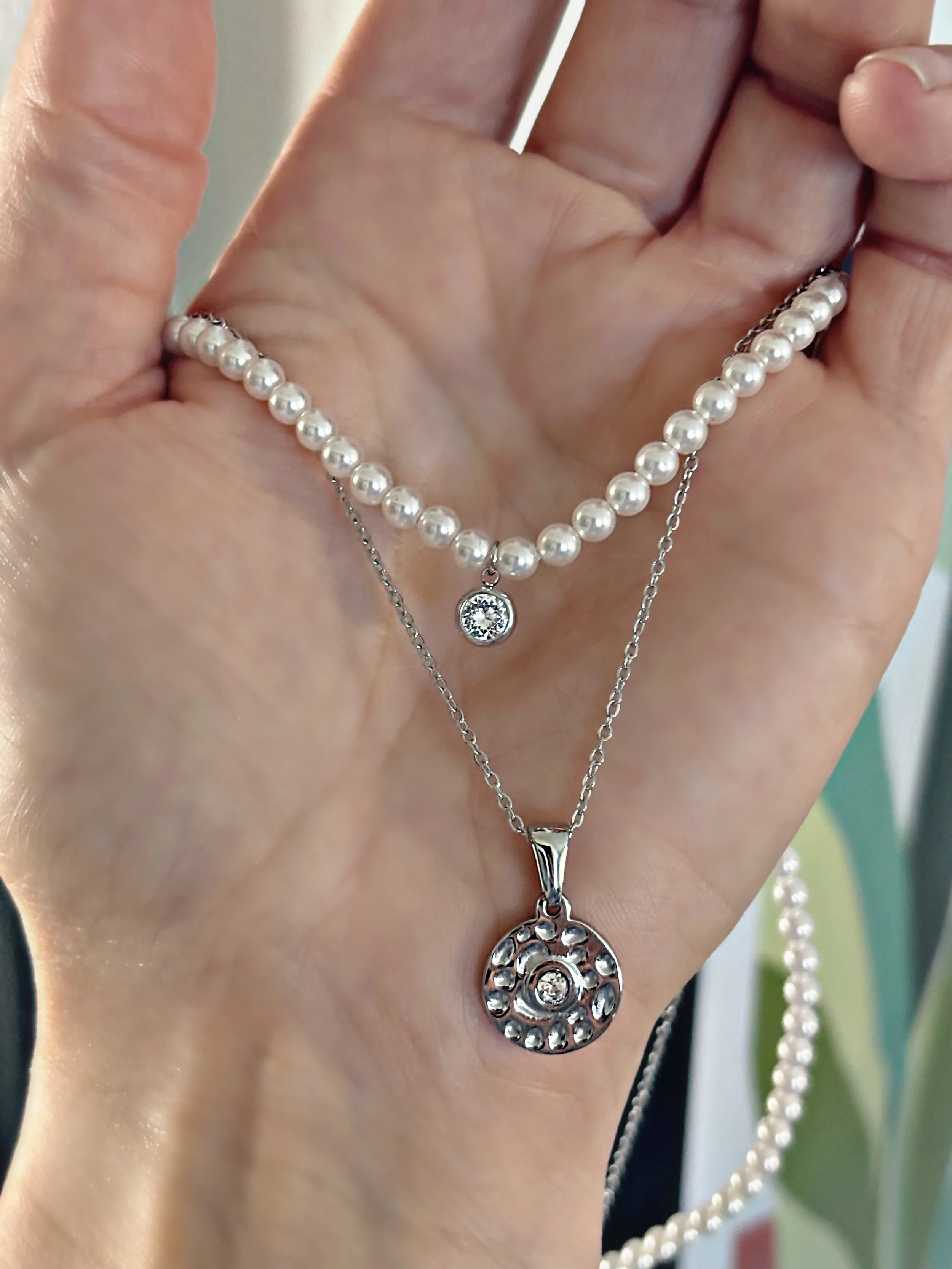 Zoom sur les perles nacrées du Collier Nova – élégance et douceur au quotidien.