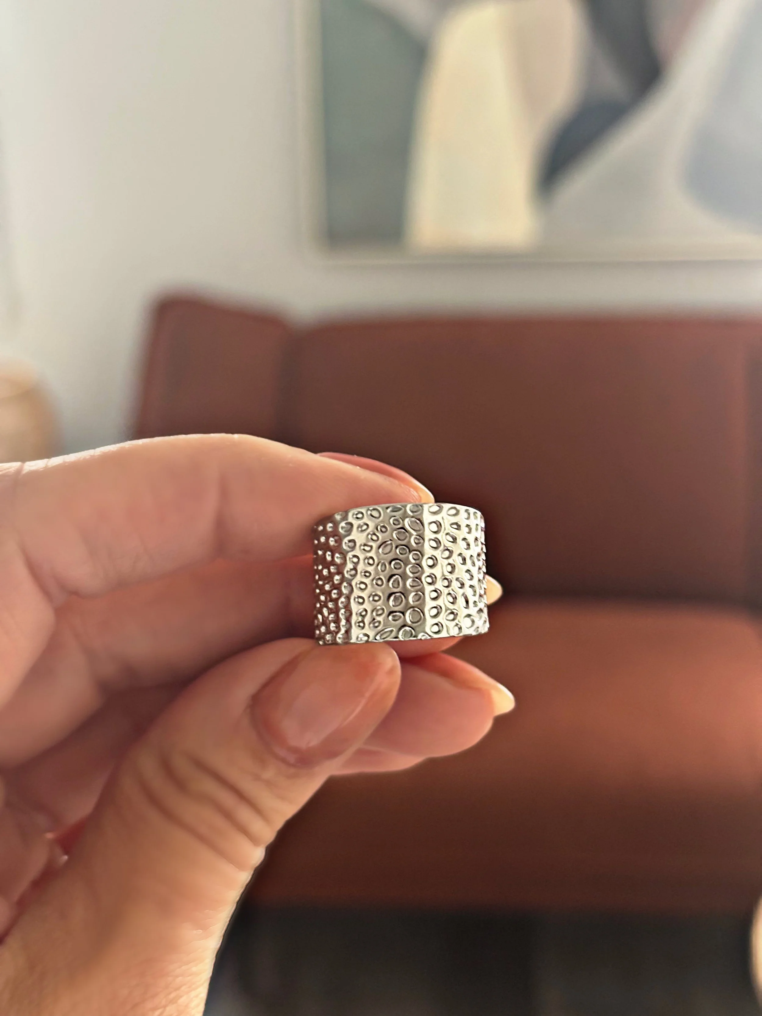 Vue de la bague au complet, démontrant sa largeur et sa brillance.