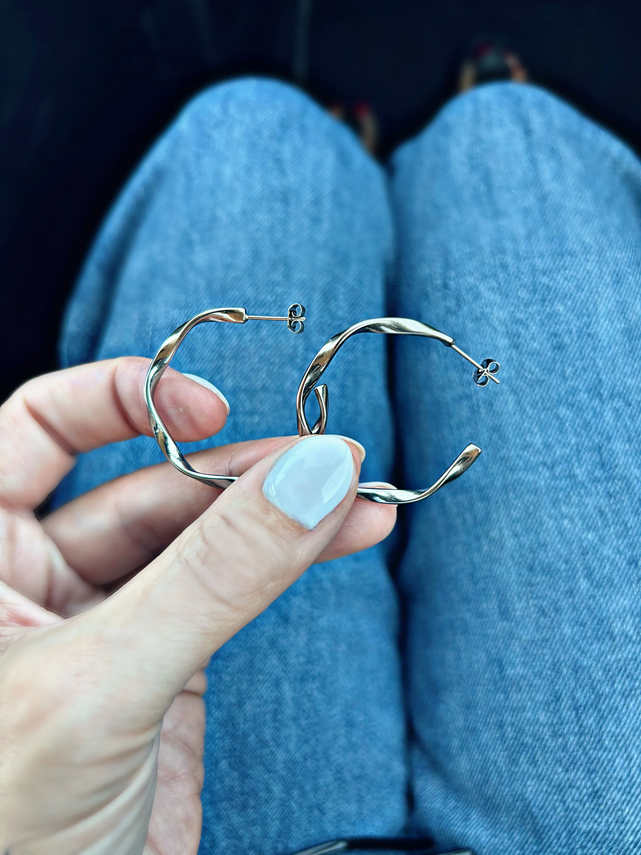 alt="Boucles d’oreilles Gaïl Tokade – anneaux en acier inoxydable hypoallergéniques et modernes"