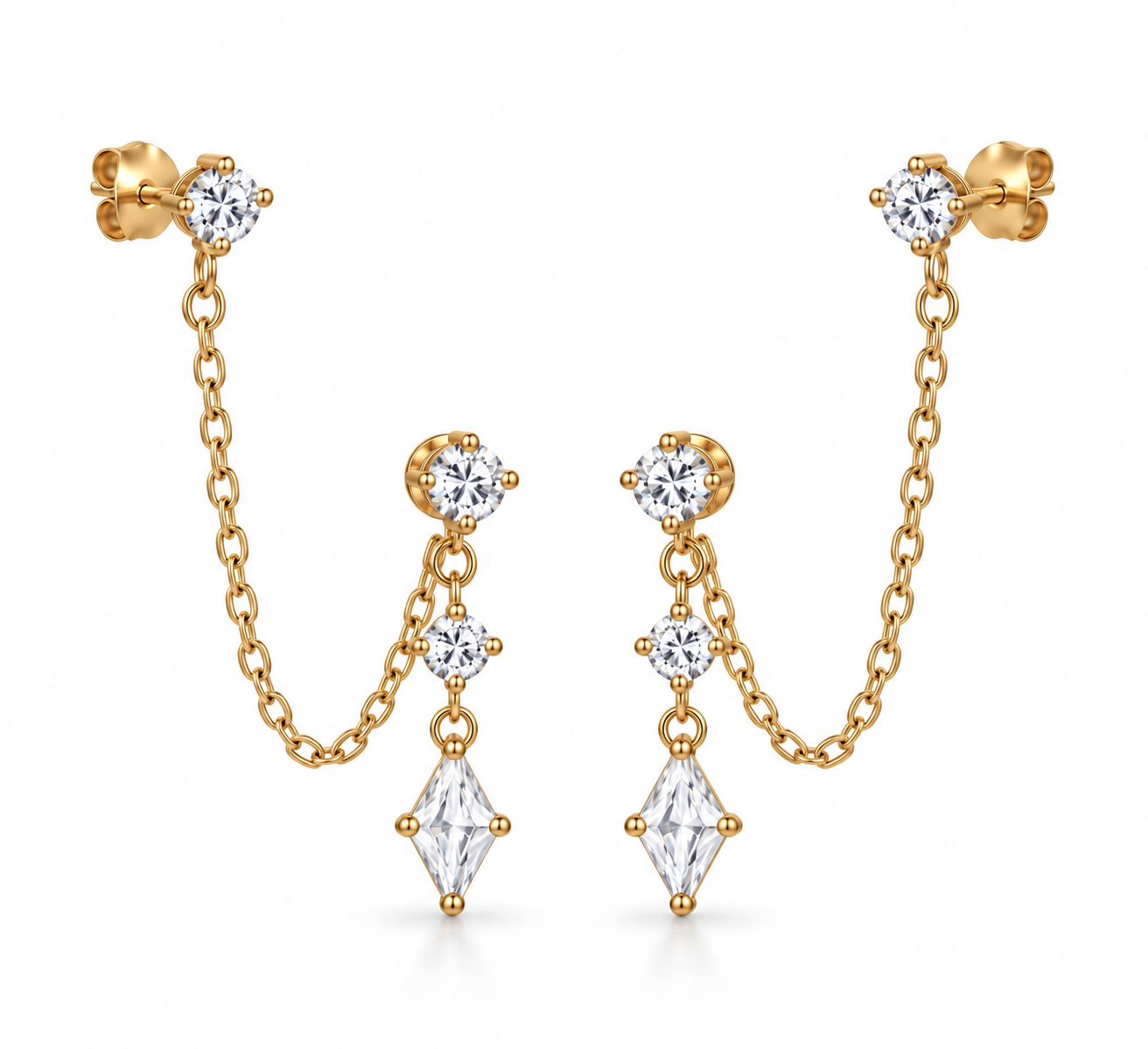 Paire de boucles d’oreilles doubles Akina dorées en acier inoxydable, avec chaînes délicates et pendentifs en pierres scintillantes.