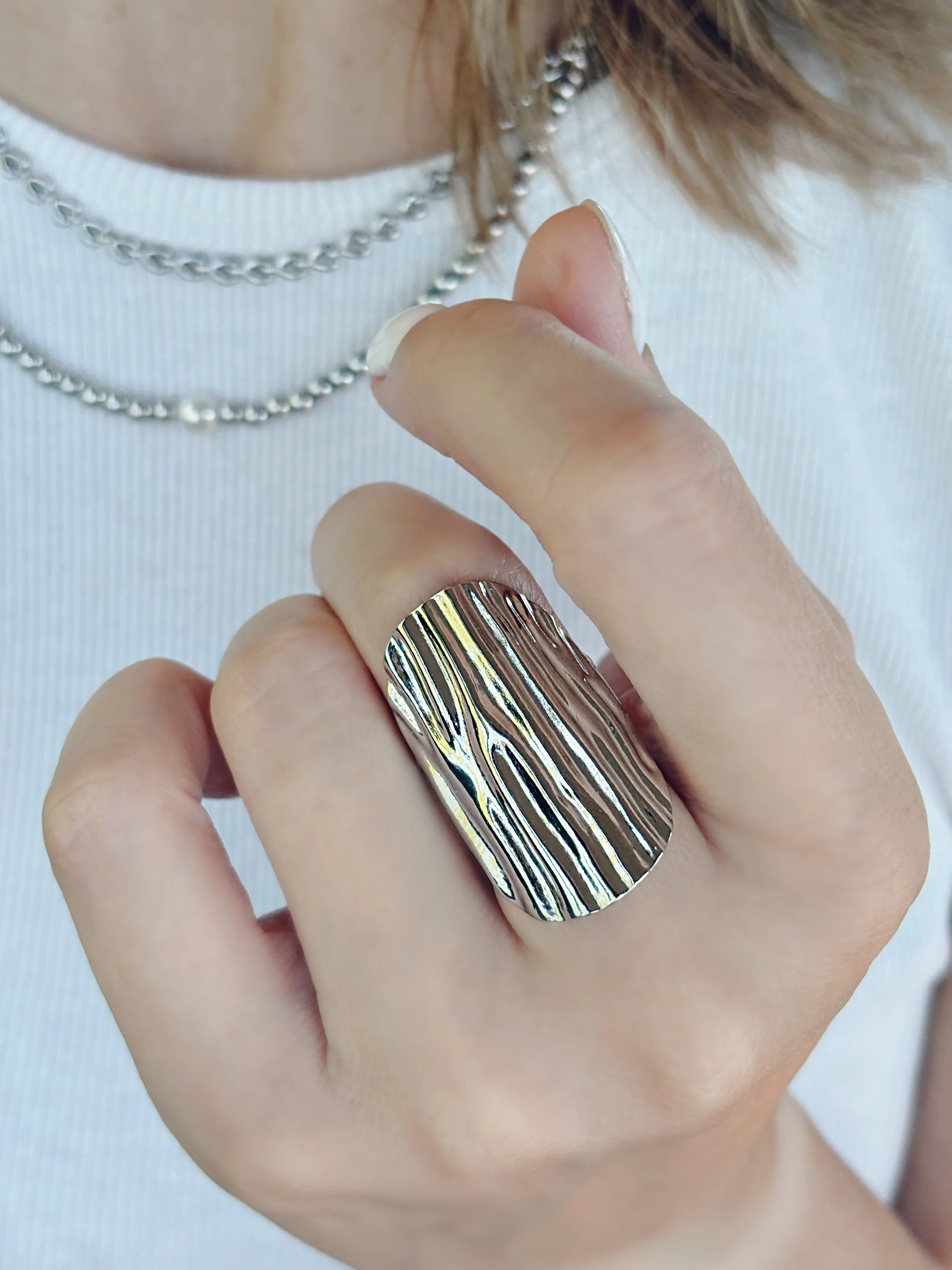 Bague Enia en acier inoxydable ajustable taille 6 à 8, bijou hypoallergénique et tendance.