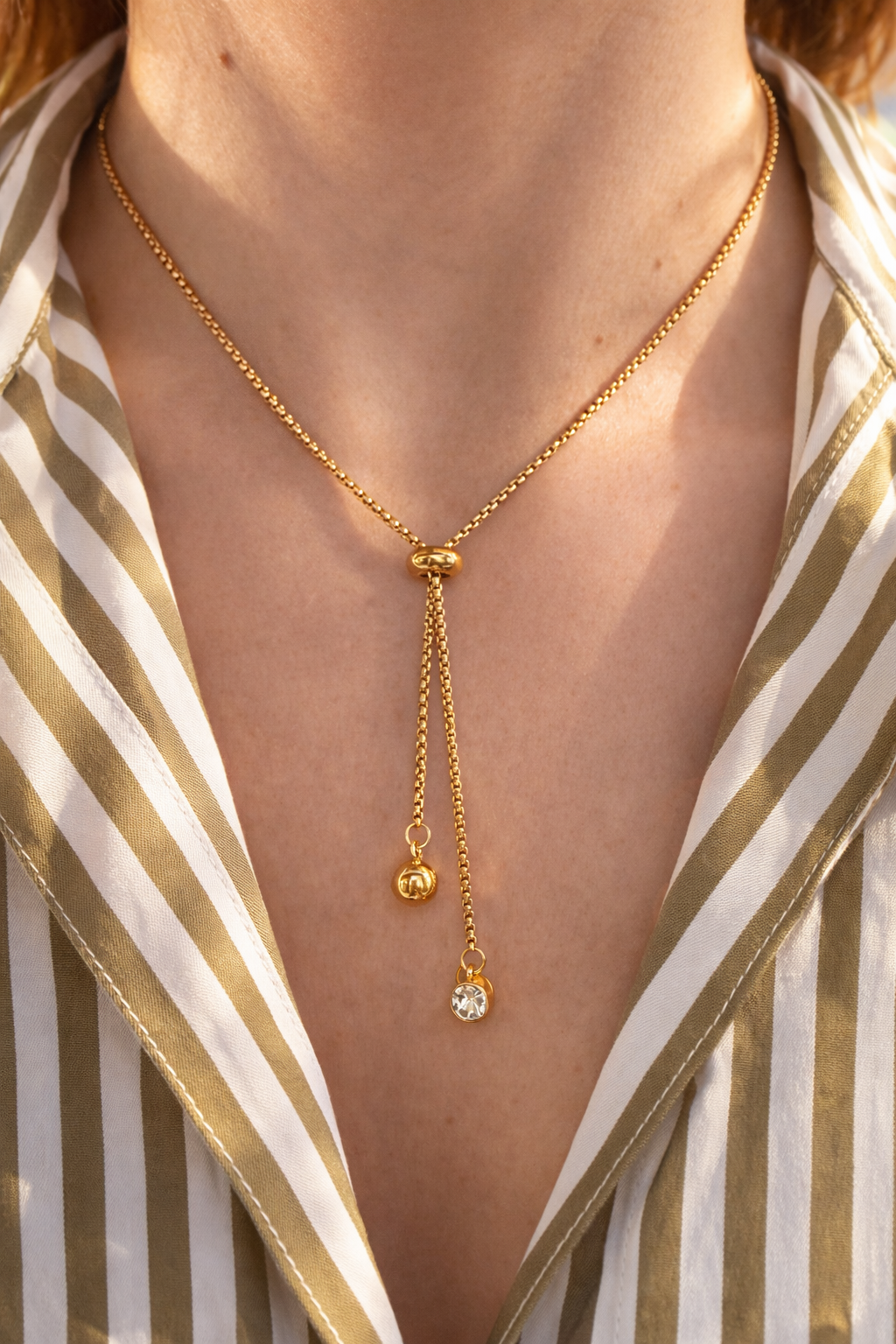 Collier doré ajustable porté au cou avec pendentif en lumière naturelle-Tokade