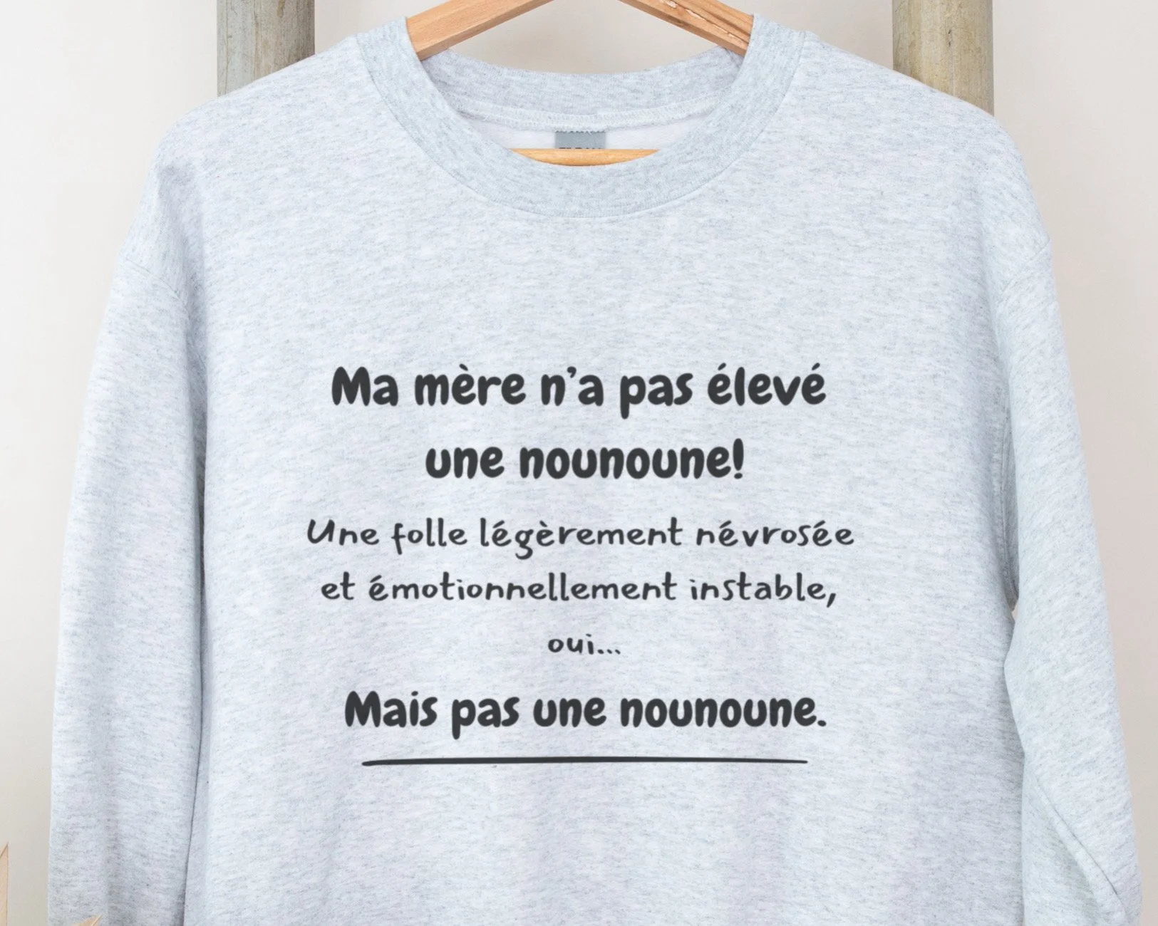 Coton ouaté gris pâle avec inscription humoristique « Ma mère n’a pas élevé une nounoune » — vêtement confortable et drôle