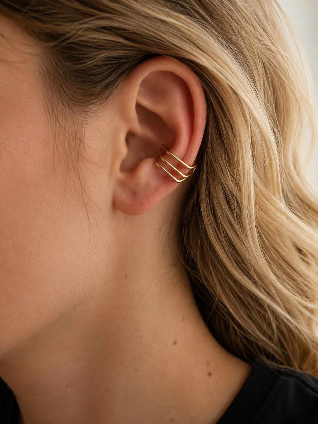 Anneau d’oreille Cassy doré sans perçage en acier inoxydable porté à l’oreille. - Tokade