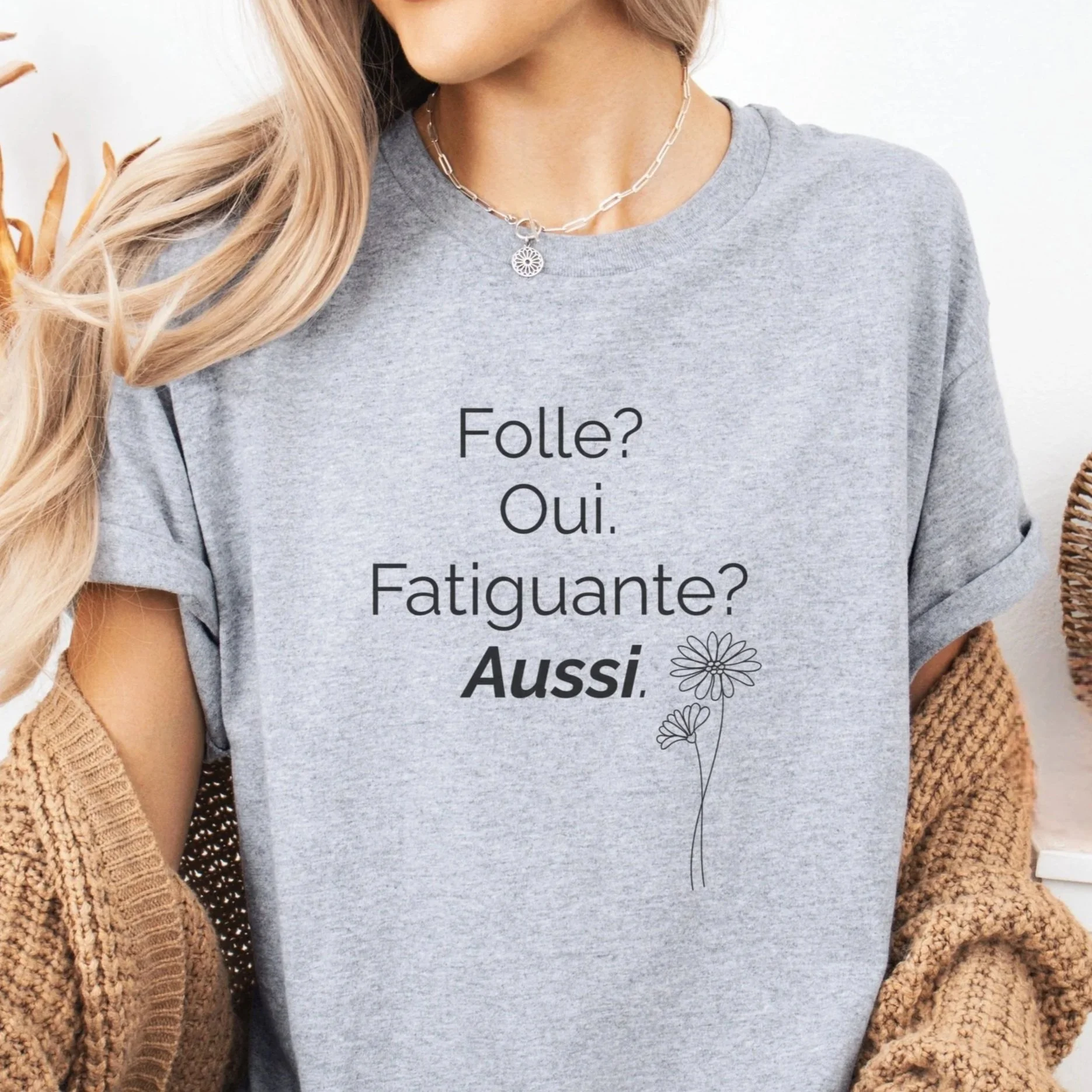 Chandail blanc pour femme avec L'inscription humoristique Folle? oui. Fatiguante? aussi imprimé à l'avant.