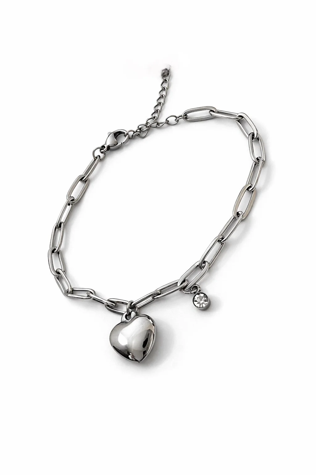 Bracelet chaîne avec pendentifs cœur et pierre sur fond blanc