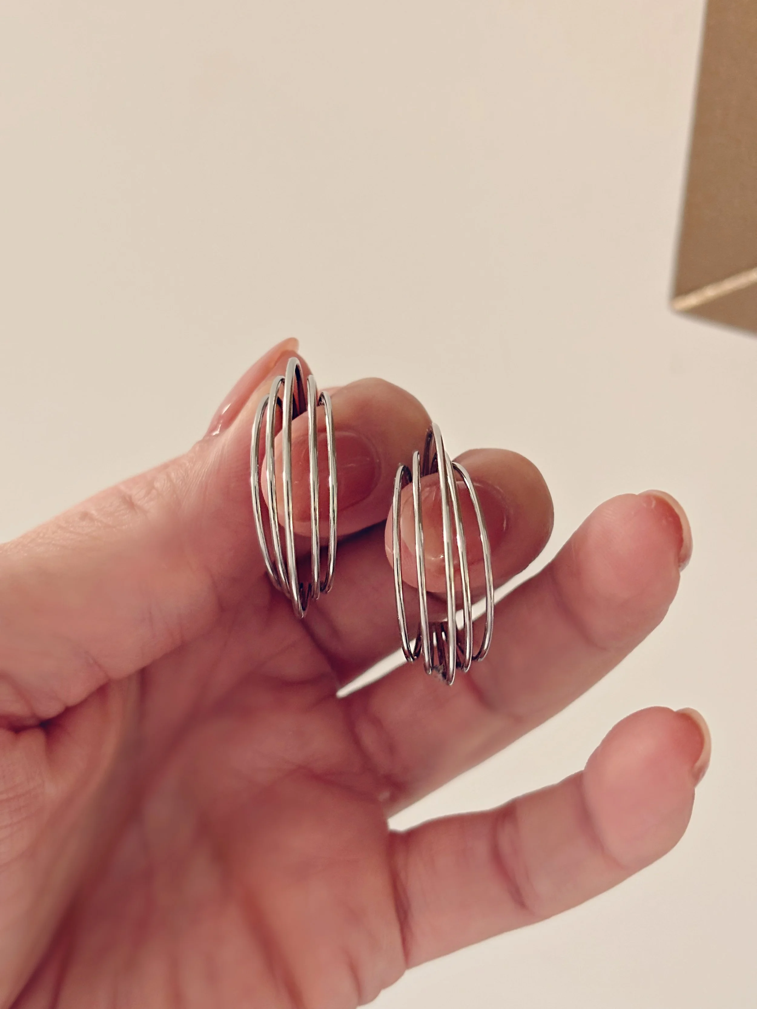 Boucles Ellia vues de côté, démontrant leur légèreté et leur volume aérien.