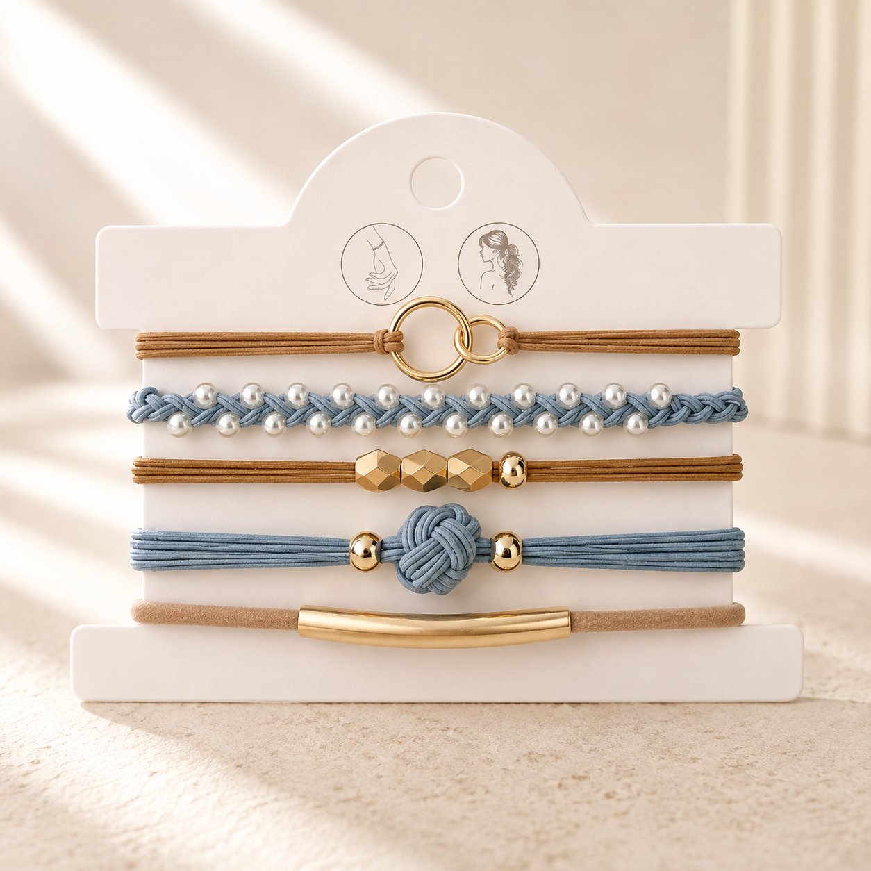 Lot de 5 élastiques à cheveux et bracelets 2-en-1 bleu pâle, beige et doré avec perles, anneaux entrelacés, billes facettées et nœud décoratif.
