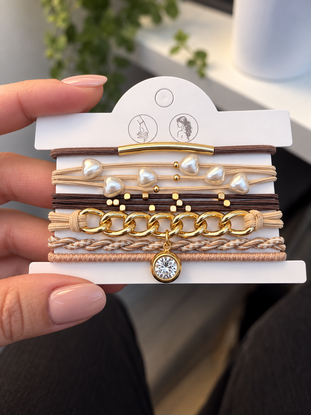Ensemble de 5 élastiques à cheveux bracelets beige et brun avec chaîne dorée, perles nacrées en forme de cœur, tressage et breloque brillante