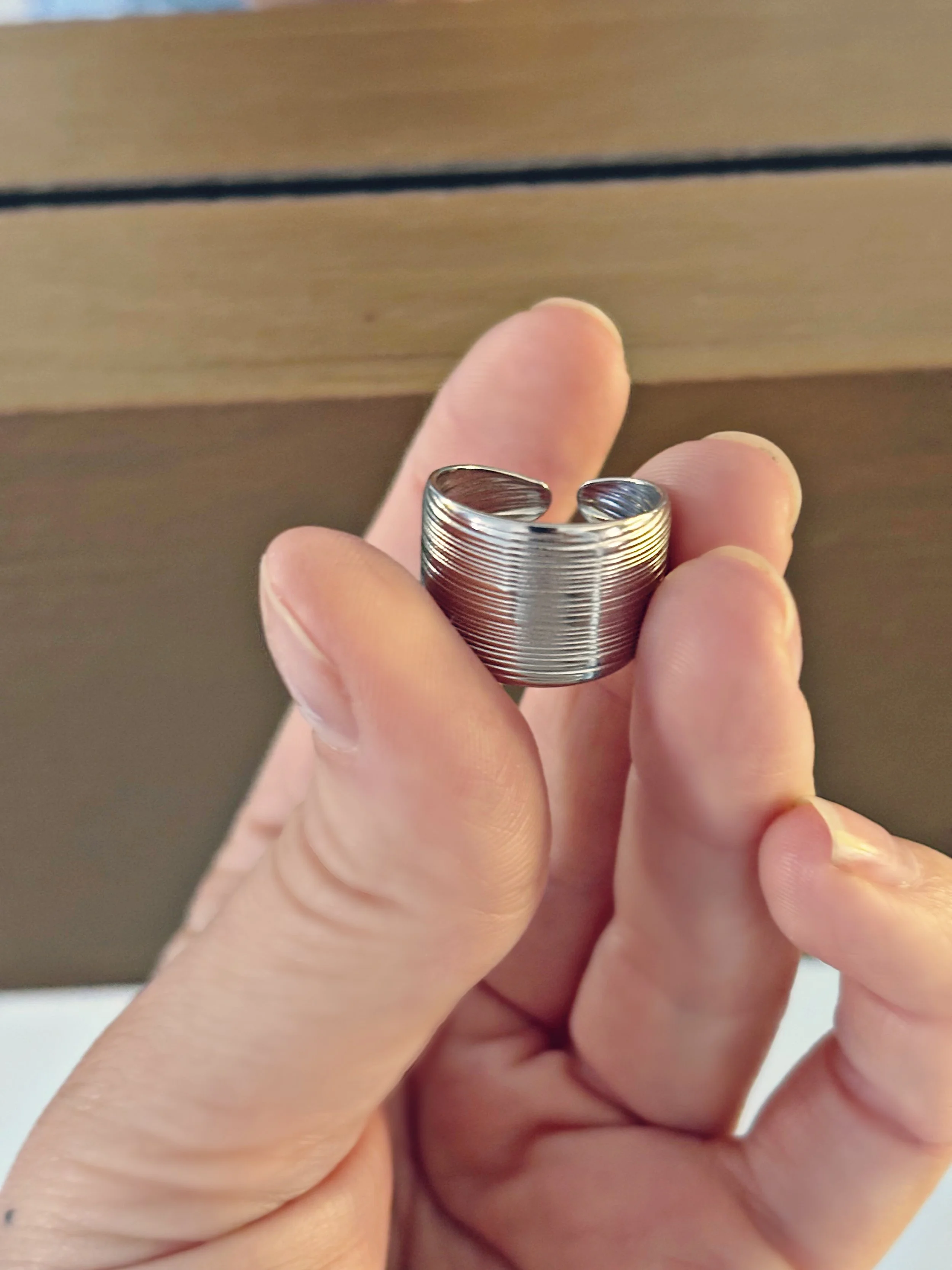 bague Maud en acier inoxydable vue en gros plan, texture moderne