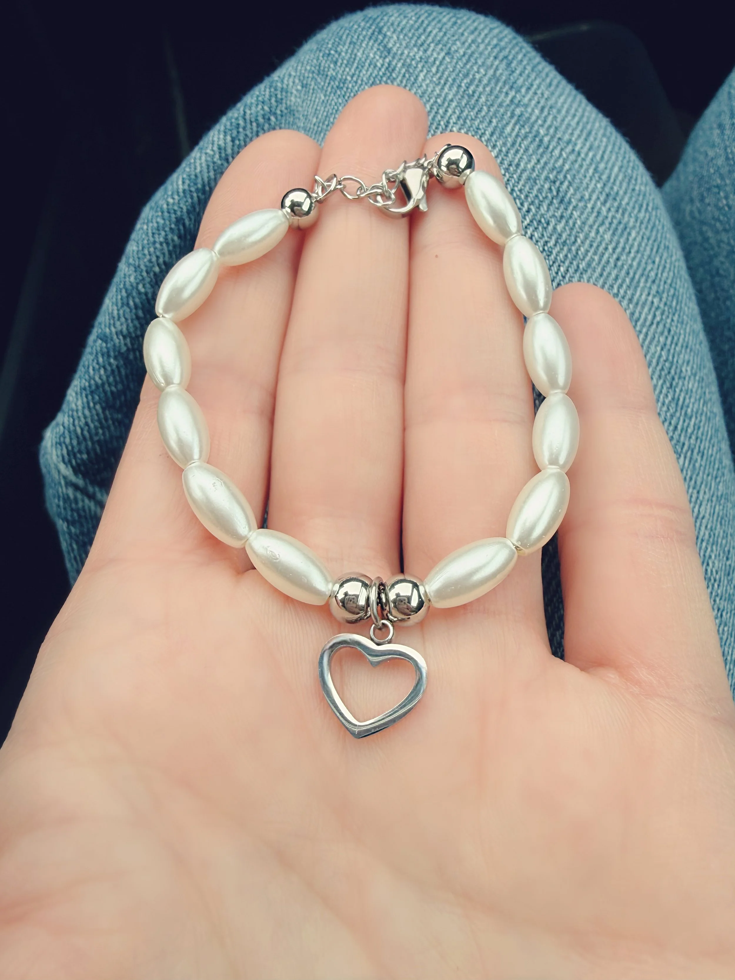 Bracelet perles avec cœur dans la main, détail du bijou-Tokade