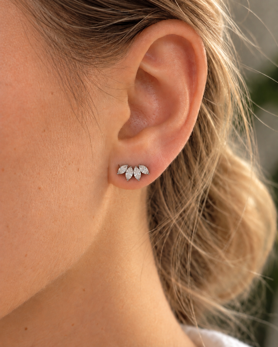 Boucles de piercing Ingrid argentées avec pierres en forme de feuilles portées au lobe