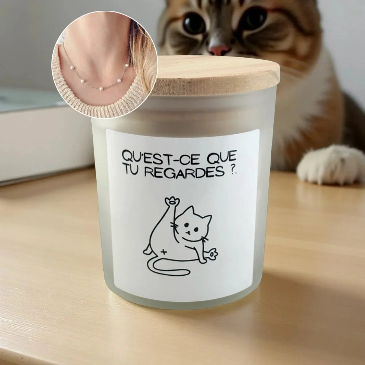 Chandelle sur laquelle il est écrit qu'est-ce que tu regardes avec un chat qui se leche en levant la patte et en nous montrant ses fesses
