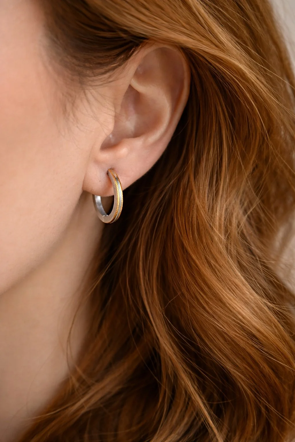 Boucles d’oreilles Ode inox deux couleurs portées à l’oreille style minimaliste-Tokade