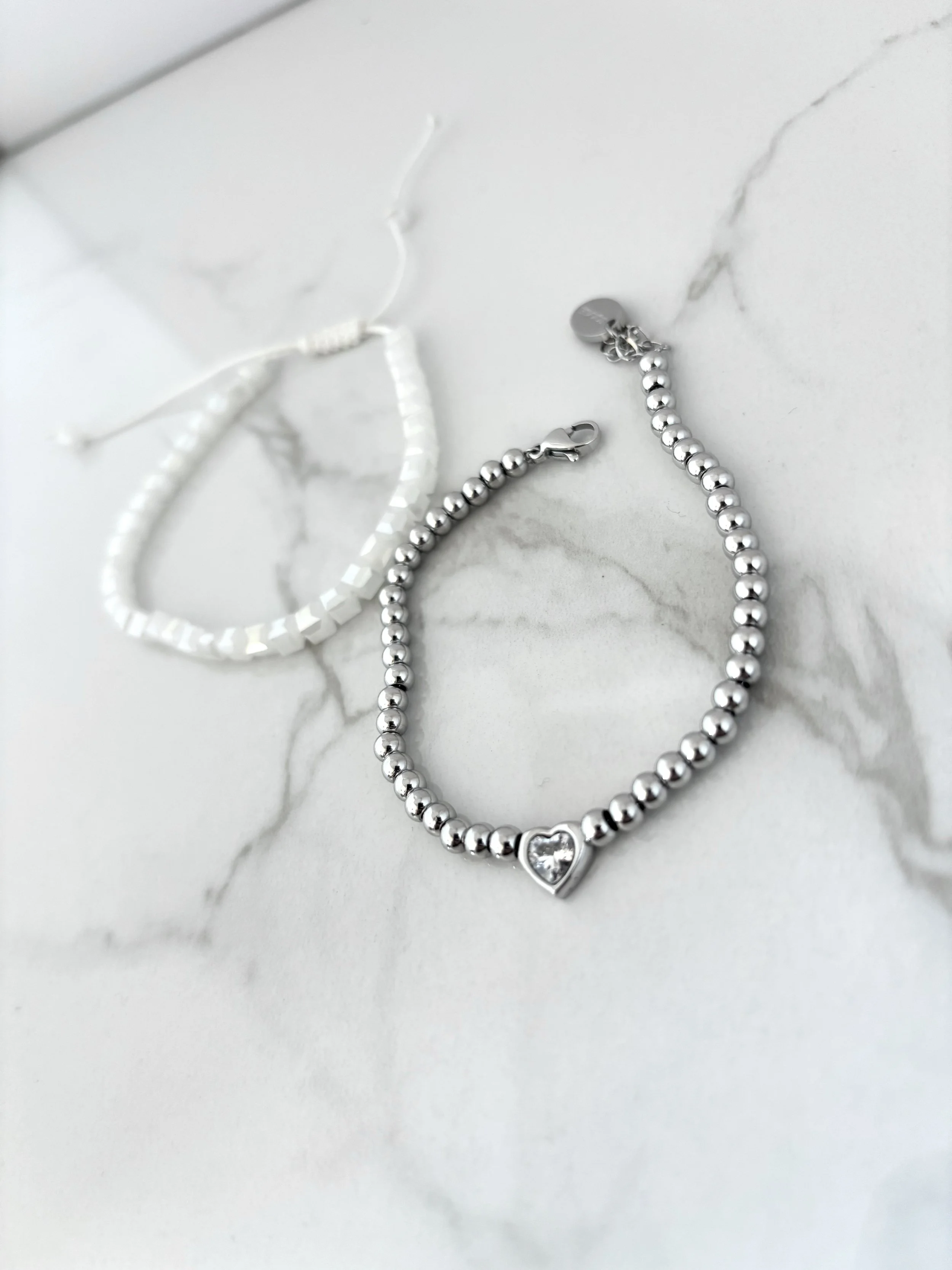 Bracelet perles argentées avec cœur zircon — bijoux femme Tokade