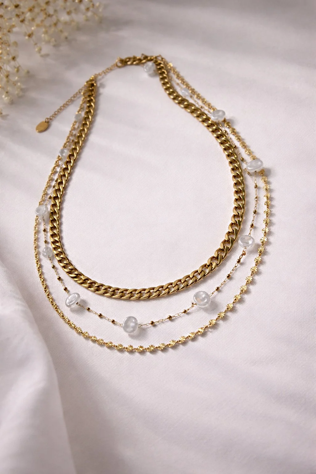 Collier chaînes et perles doré présenté sur fond blanc-Tokade