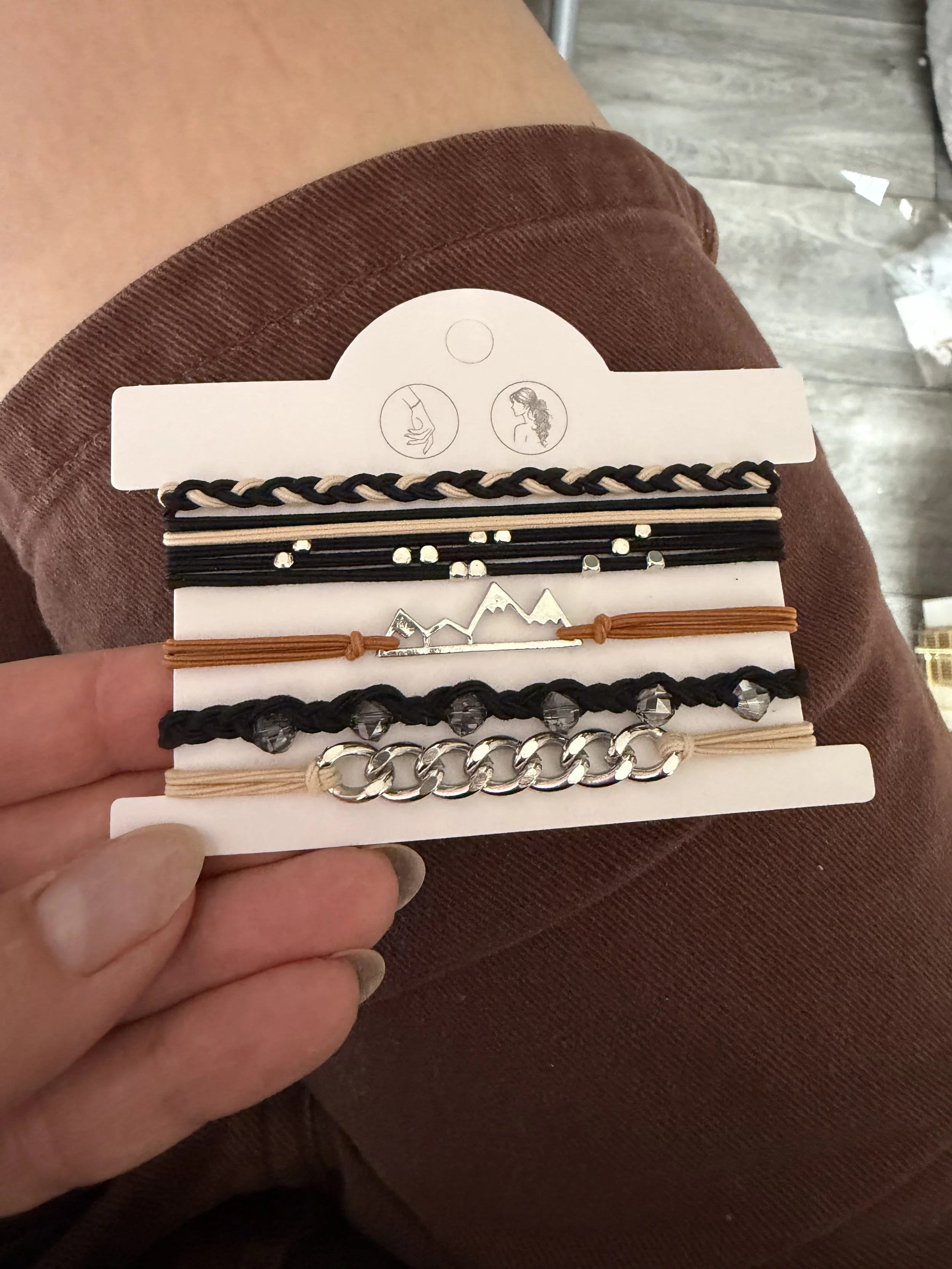 Lot de 5 élastiques à cheveux et bracelets 2-en-1 noir, beige et argent avec chaîne, cristaux facettés et breloque montagne.