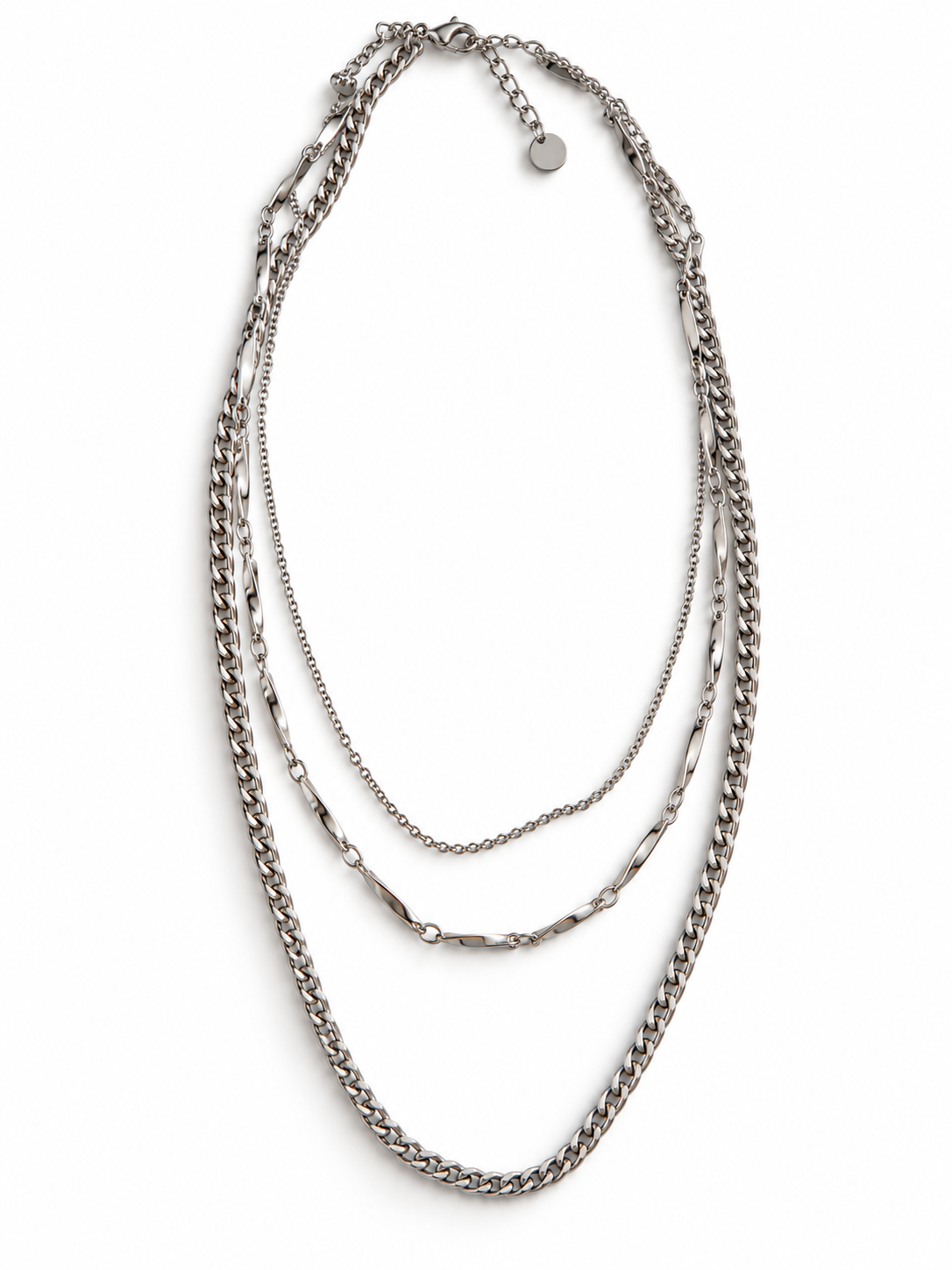 Collier Celia argenté trois rangs en acier inoxydable sur fond blanc