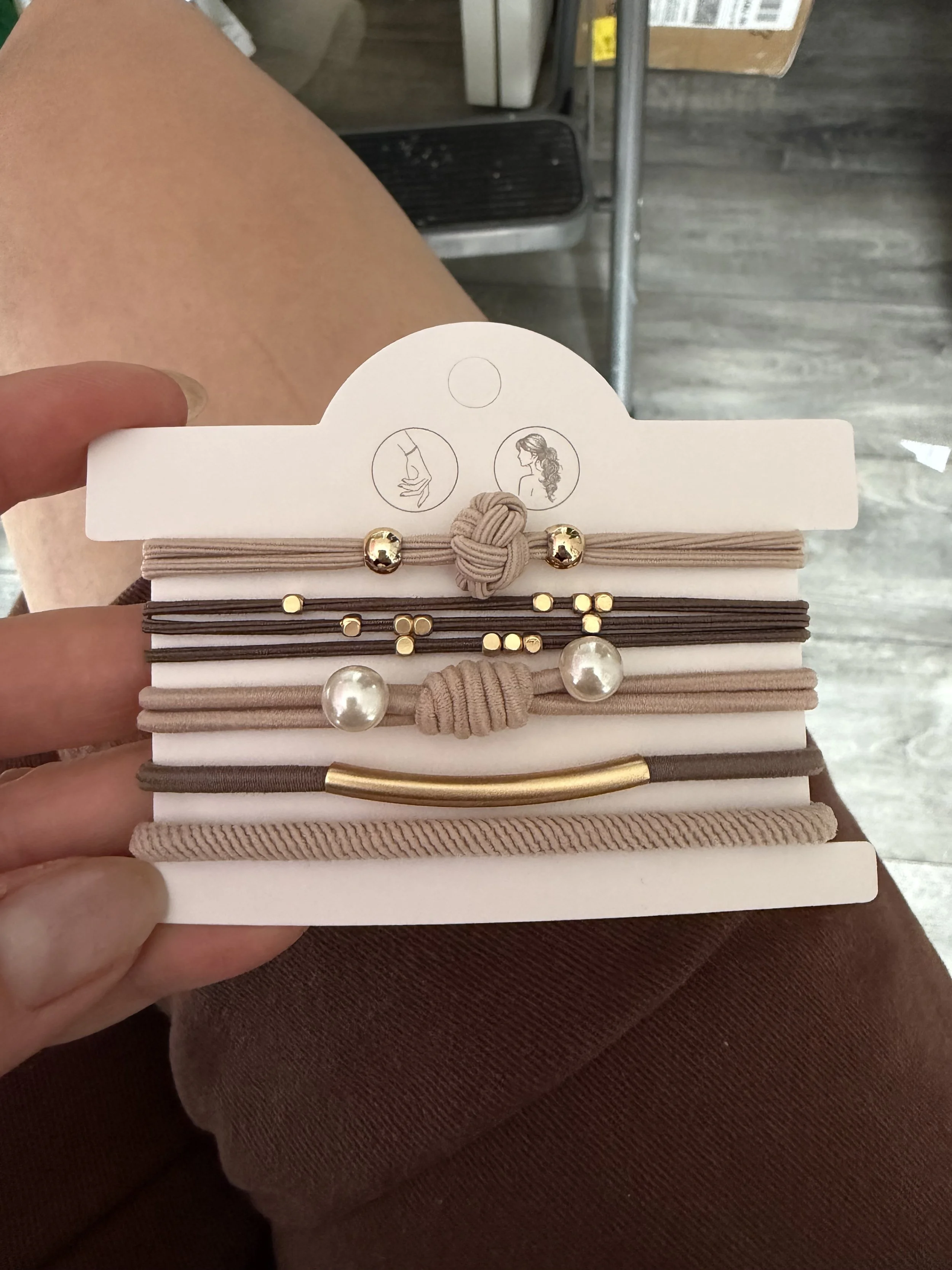 Lot de 5 élastiques à cheveux et bracelets 2-en-1 beige, brun et taupe avec perles, nœuds décoratifs et détails dorés.