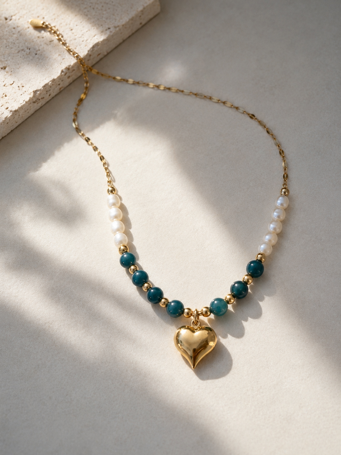 Collier doré en acier inoxydable avec perles semi-précieuses bleues et blanches ainsi qu’un pendentif cœur doré - Tokade