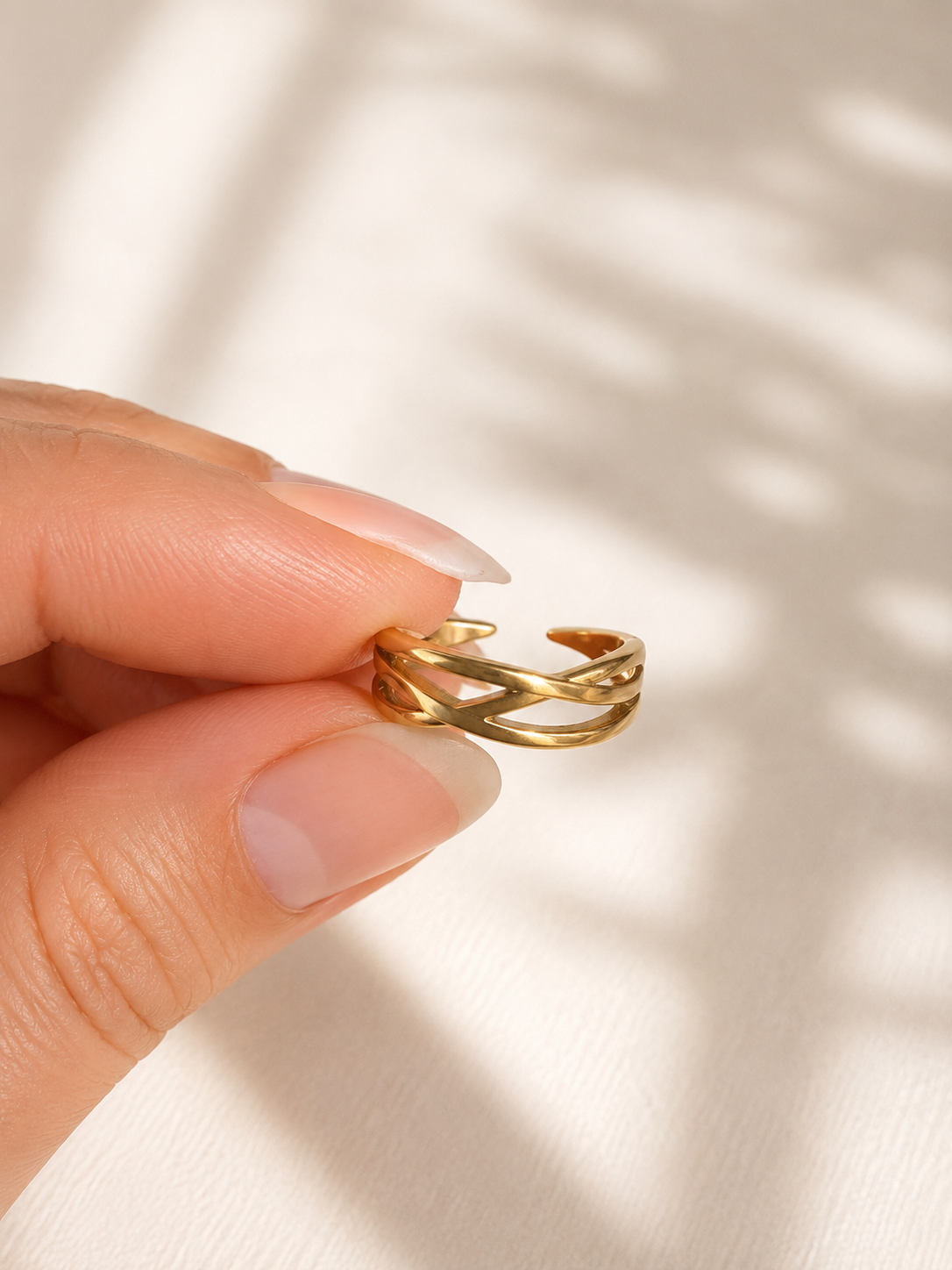 Bague d’orteil Anita en acier inoxydable doré avec design entrecroisé ajustable. Par Tokade