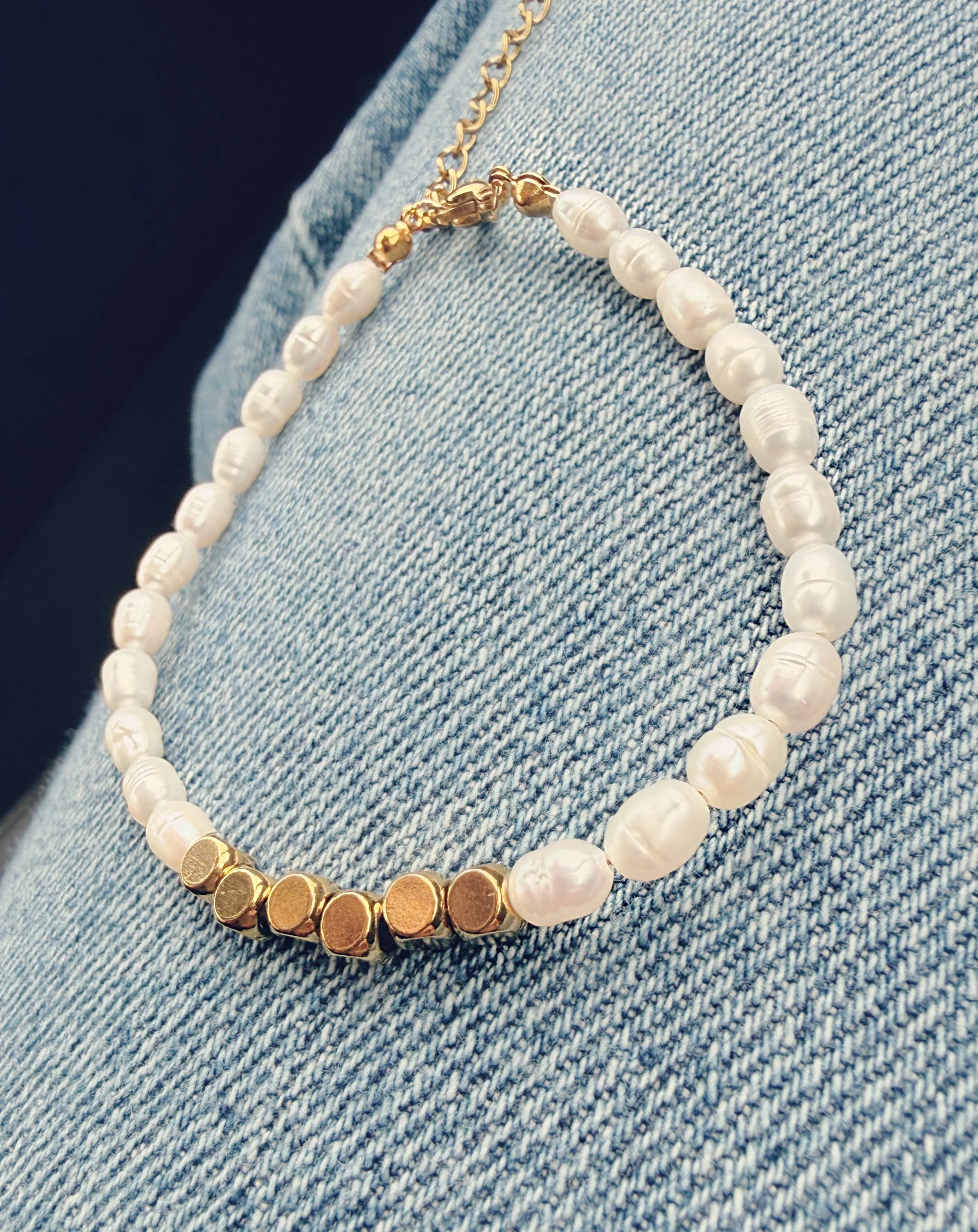 Bracelet femme délicat blanc et doré, bijou résistant à l’eau