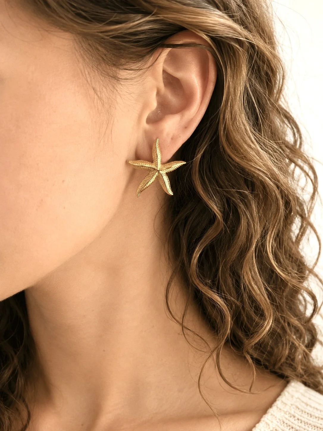 Boucles d’oreilles Élea en forme d’étoile de mer dorée en acier inoxydable - Tokade