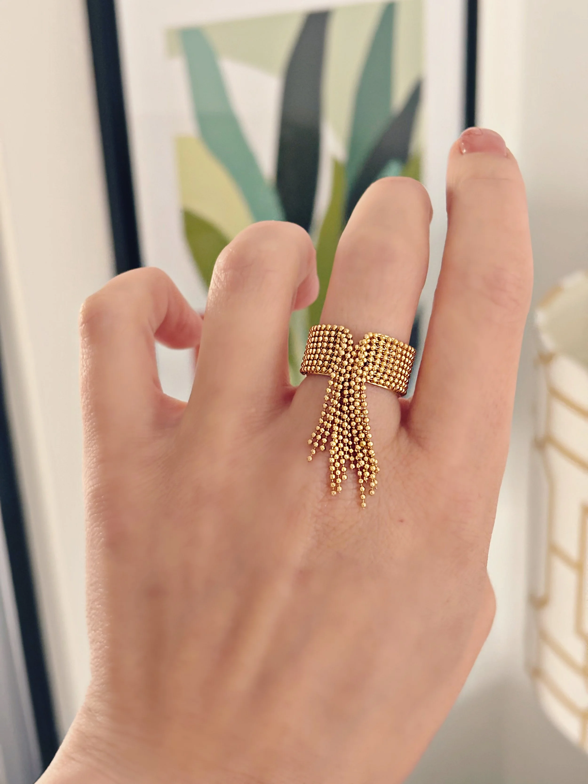 Bague Renée posée sur une surface neutre, illustrant le design élégant et le détail des chaînes.