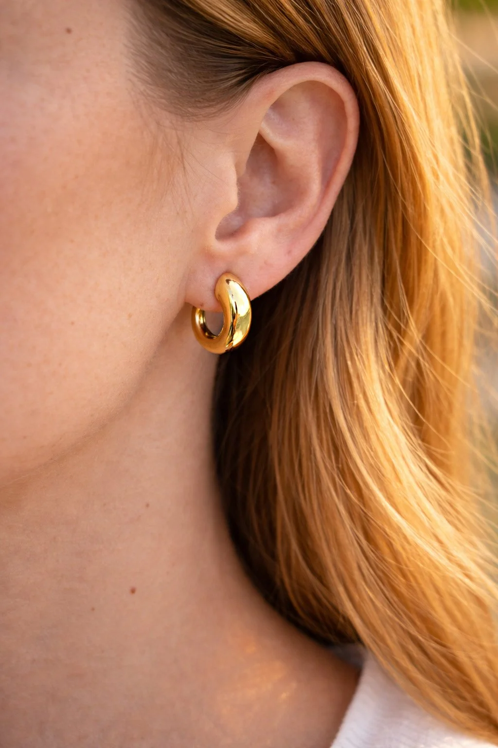 Boucles d’oreilles Ronny anneaux épais doré portées à l’oreille style moderne-Tokade