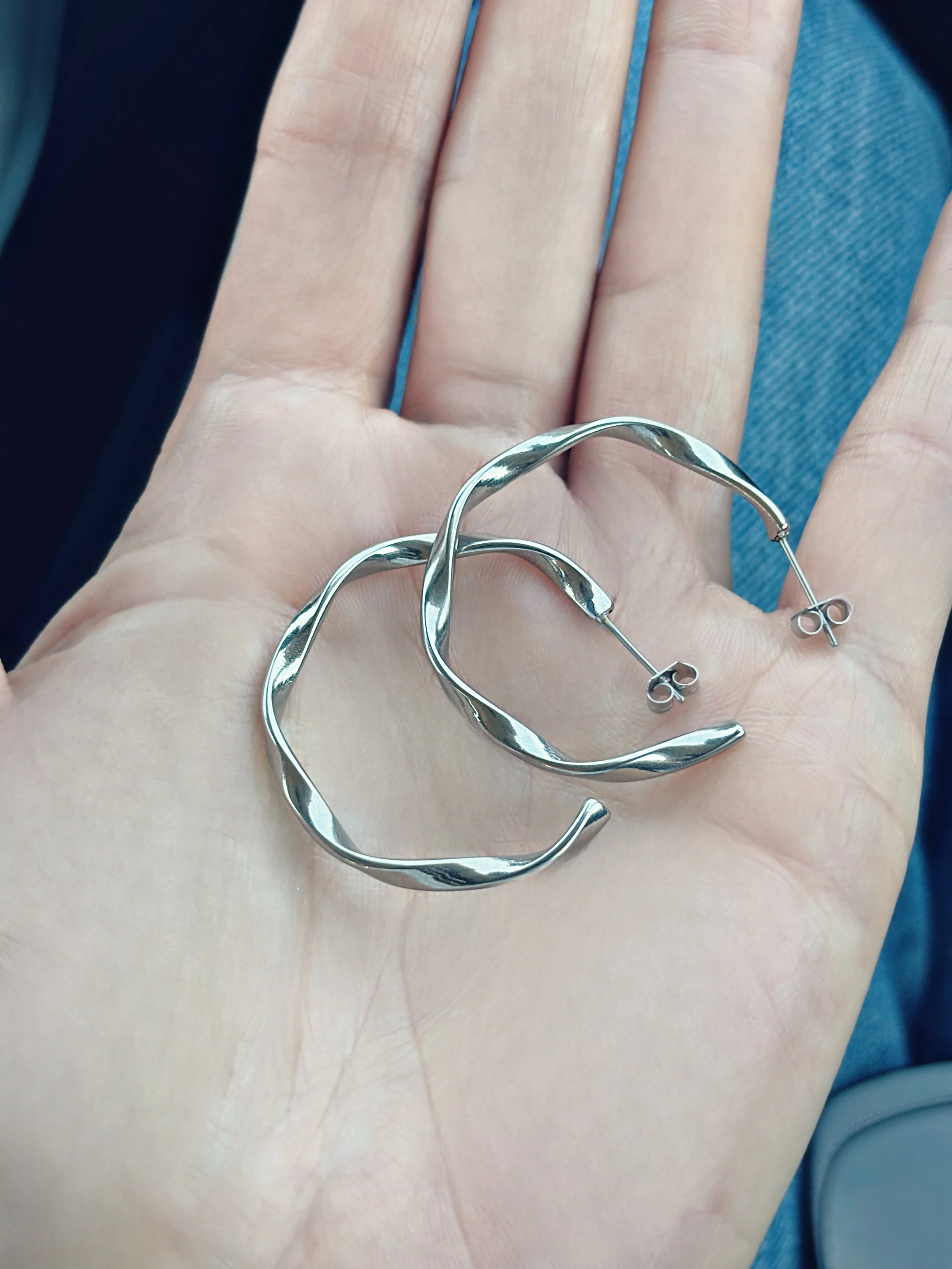 alt="Boucles d’oreilles Gaïl Tokade – anneaux en acier inoxydable hypoallergéniques et modernes"