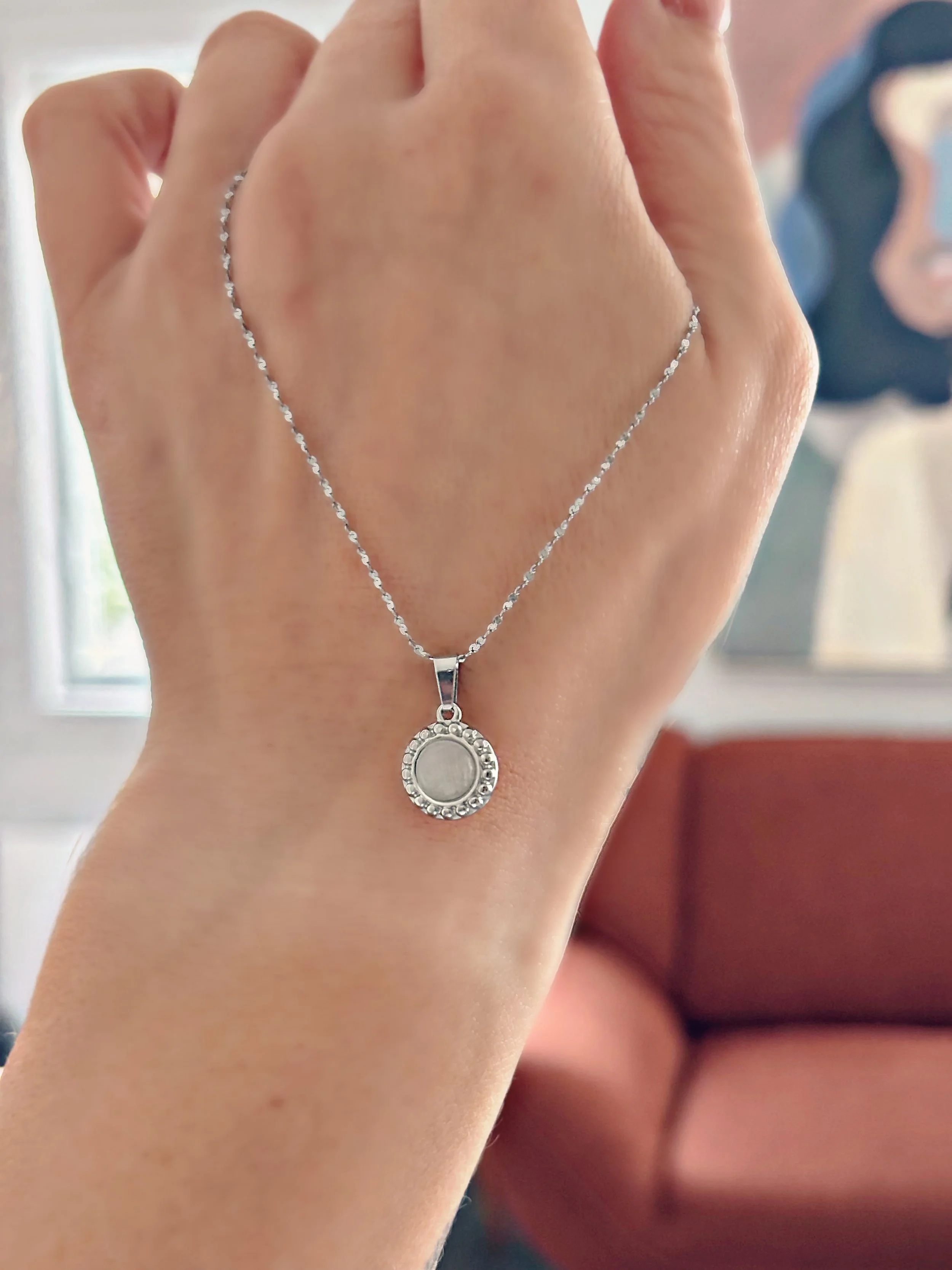 Gros plan du collier porté, soulignant sa brillance et son design raffiné.