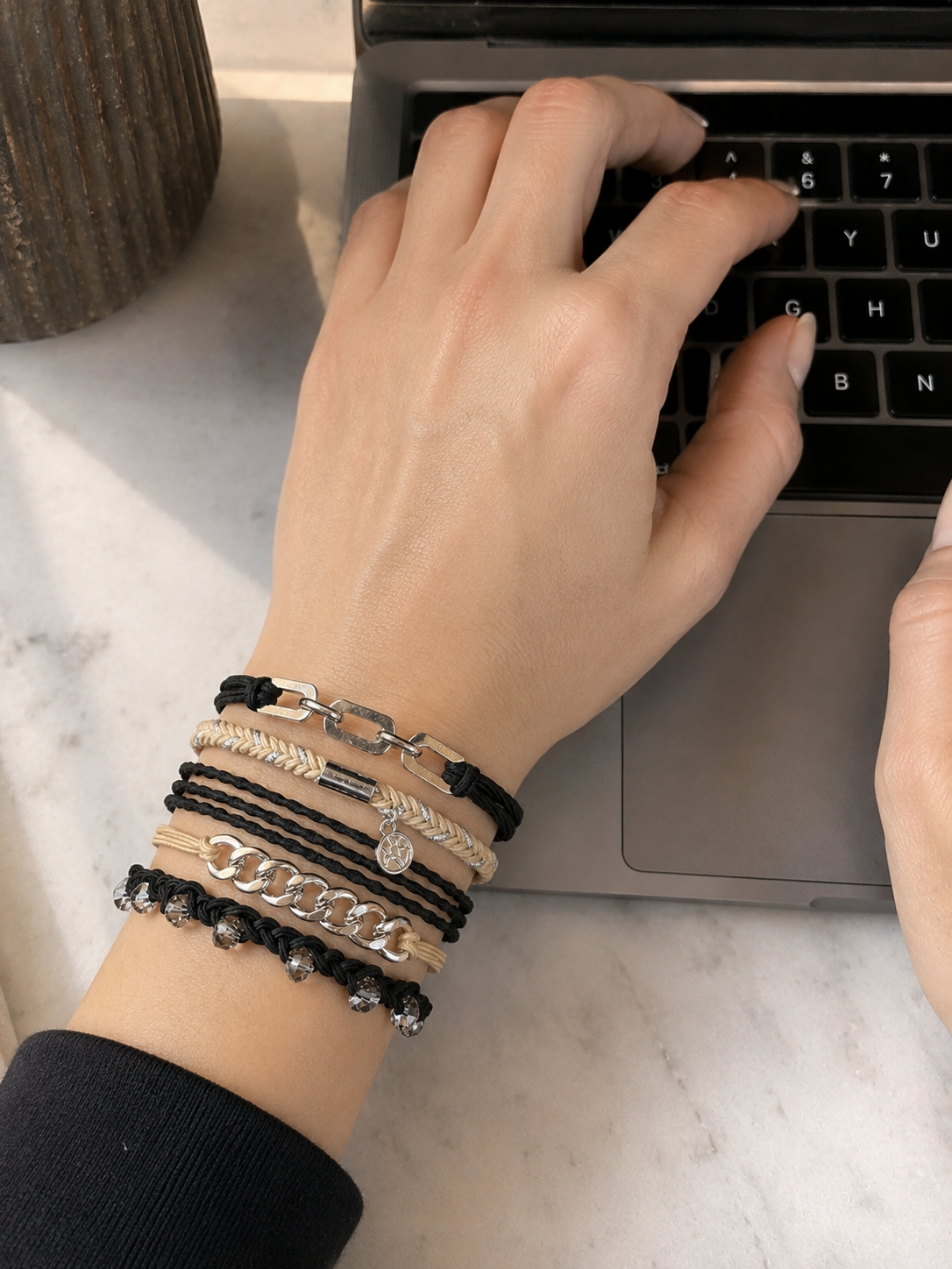 Lot de 5 élastiques à cheveux / Bracelets – Noir, beige et argent