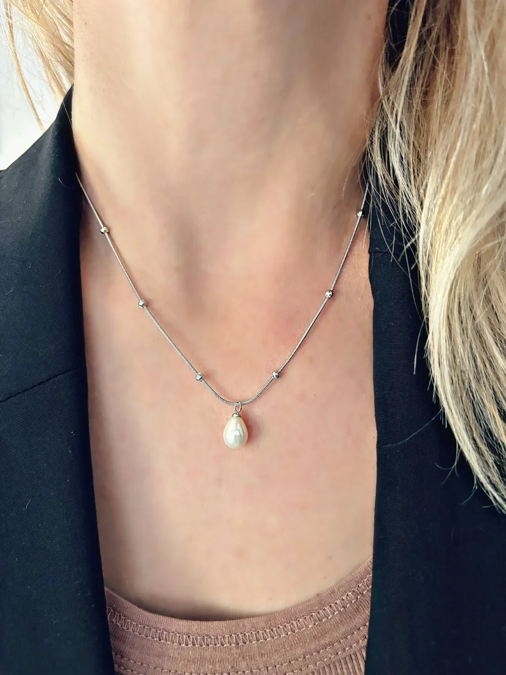 Collier Mavis en acier inoxydable avec perle, bijou délicat et intemporel parfait pour offrir en cadeau à une collègue ou amie.