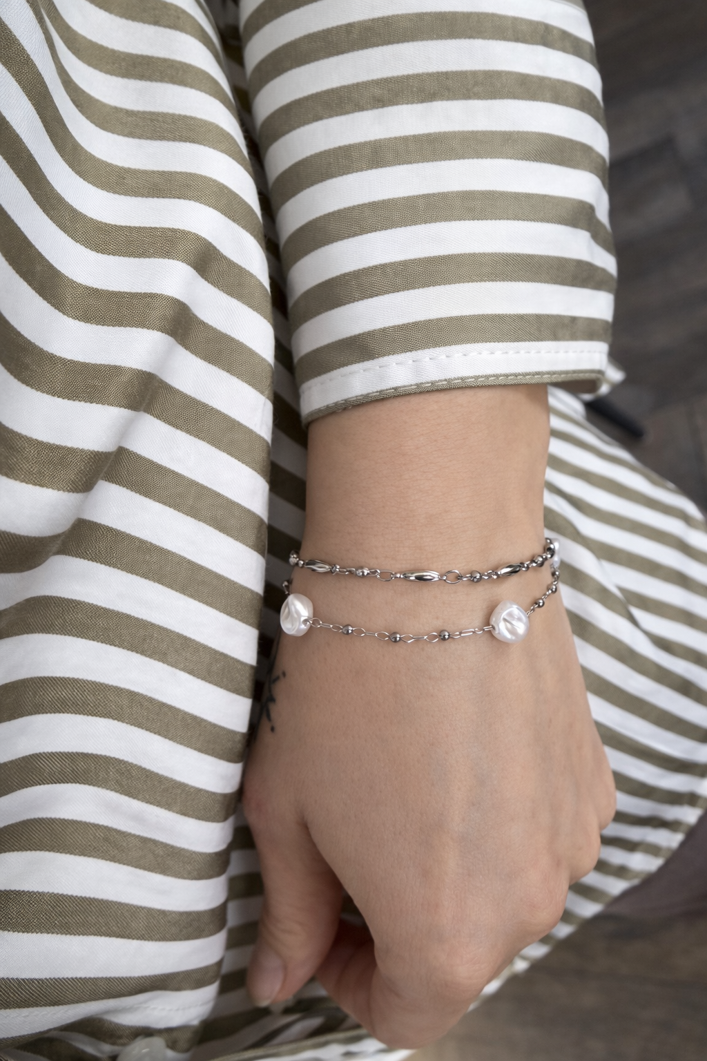 Bracelet argent et perles porté sur un poignet-Tokade