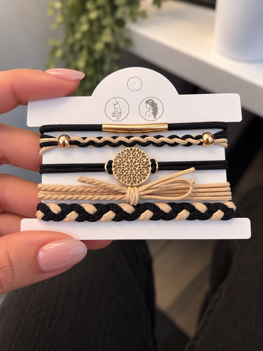 Ensemble de 5 élastiques à cheveux bracelets noir et beige avec tressages bicolores, billes dorées et médaillon rond ajouré
