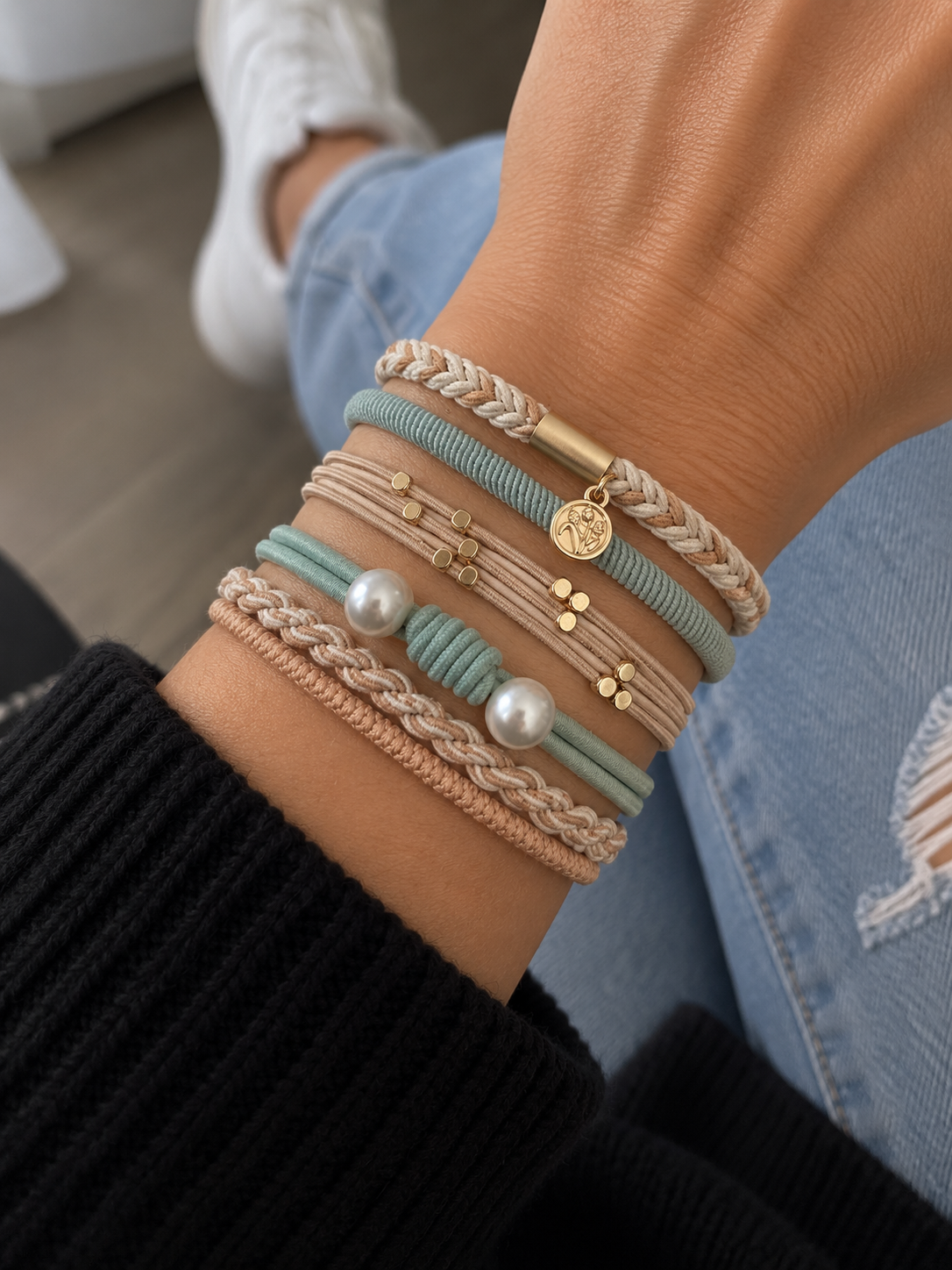 Lot de 5 élastiques à cheveux sauge et beige avec détails dorés et perles nacrées portés comme bracelets