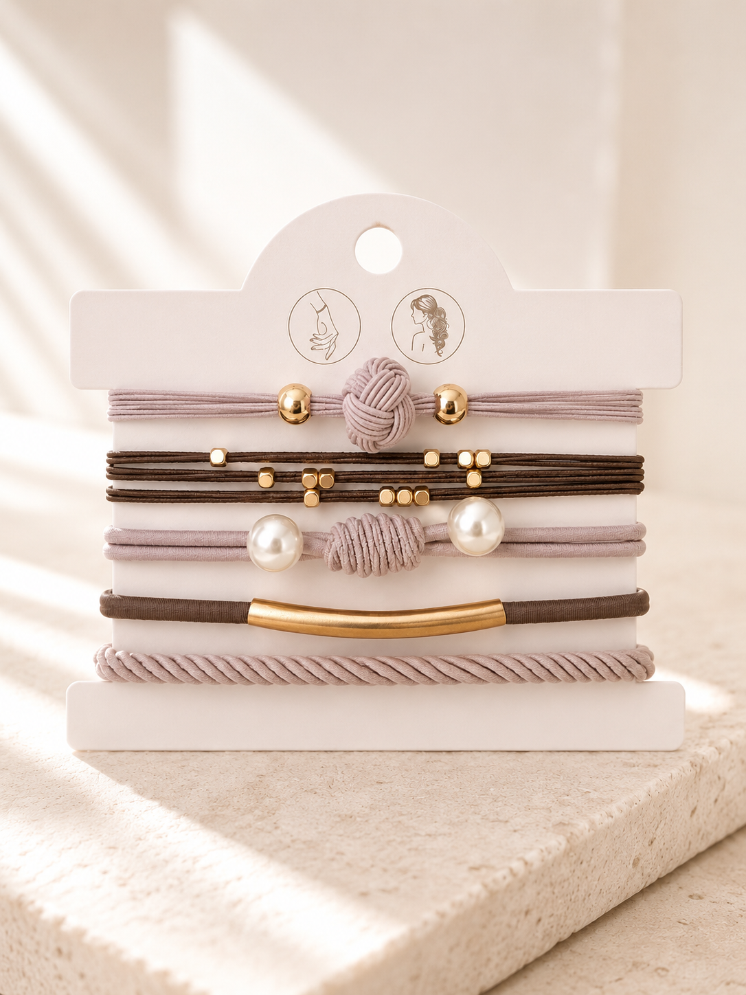 Lot de 5 élastiques à cheveux et bracelets 2-en-1 beige, brun et taupe avec perles, nœuds décoratifs et détails dorés.
