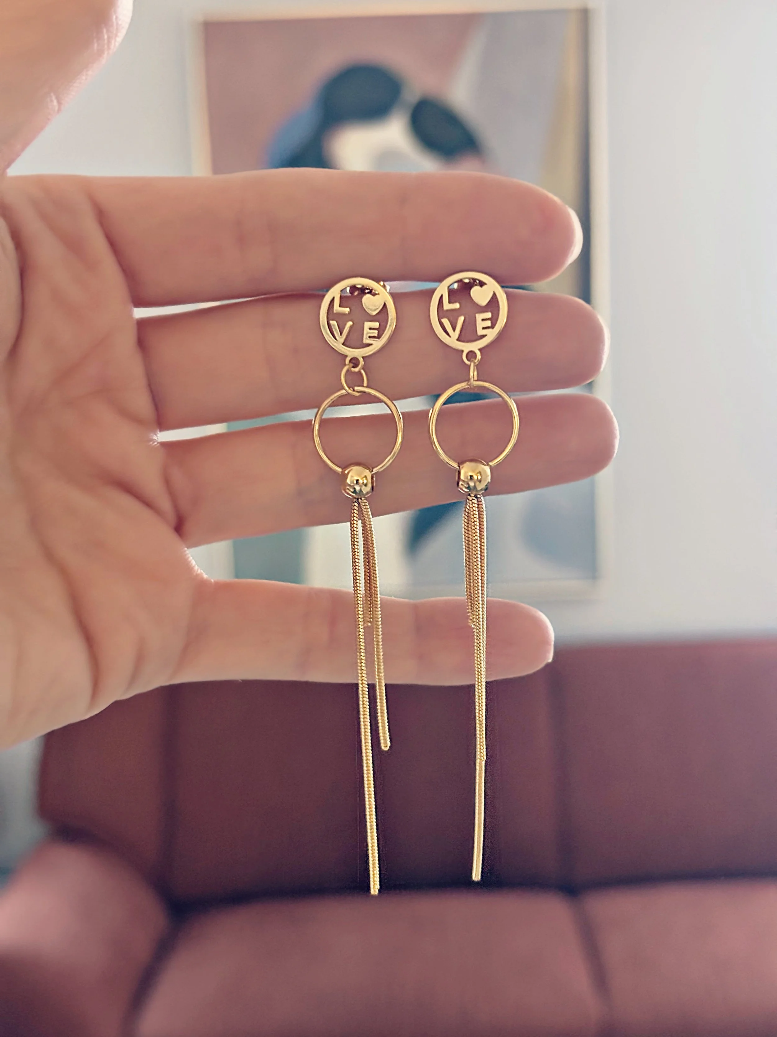 Paire de boucles d’oreilles Amora dorées, LOVE avec chaînes fines – Tokade