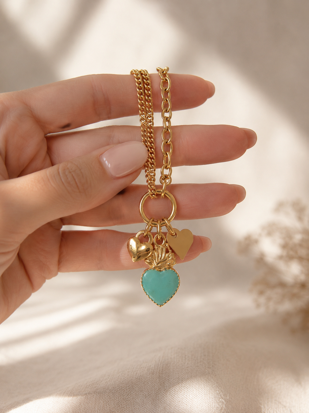 Collier doré asymétrique en acier inoxydable avec pendentifs cœur et breloque turquoise - Tokade