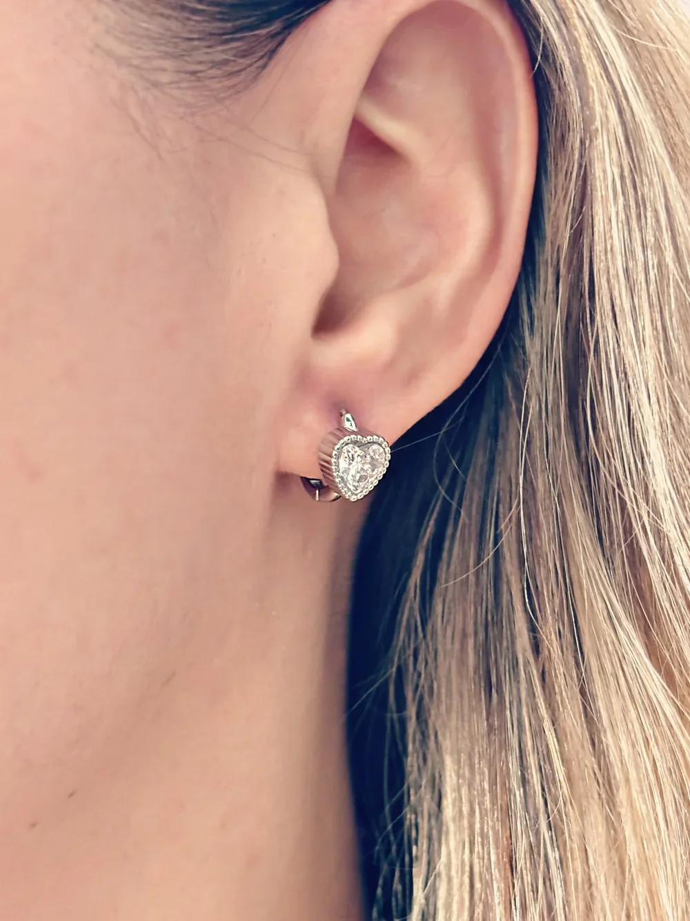 Boucles d’oreilles cœur zircon portées à l’oreille